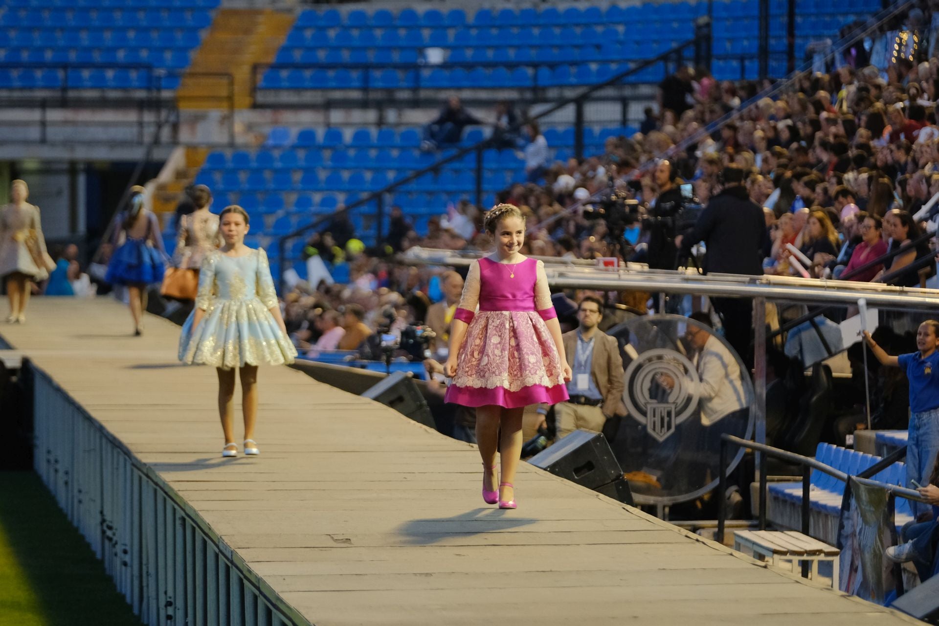 Las candidatas infantiles estrenan la pasarela en el Rico Pérez