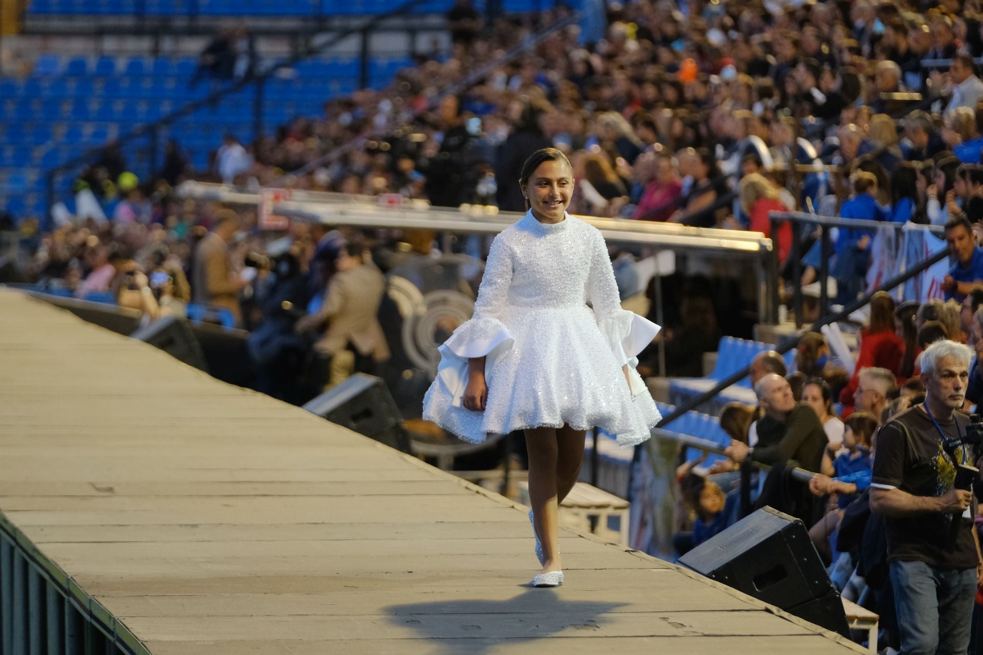 Las candidatas infantiles estrenan la pasarela en el Rico Pérez