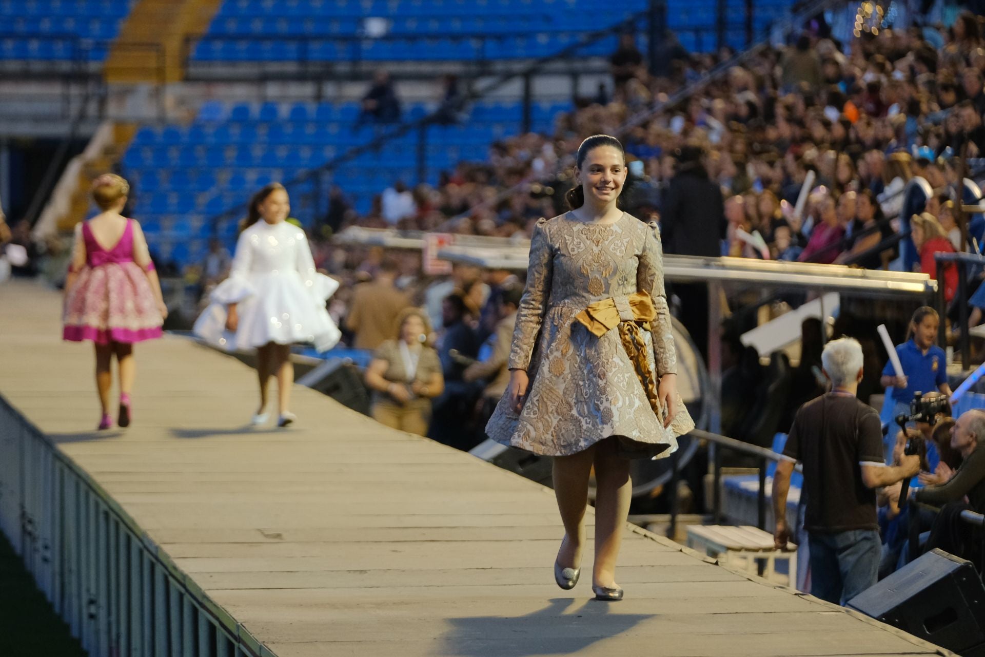 Las candidatas infantiles estrenan la pasarela en el Rico Pérez