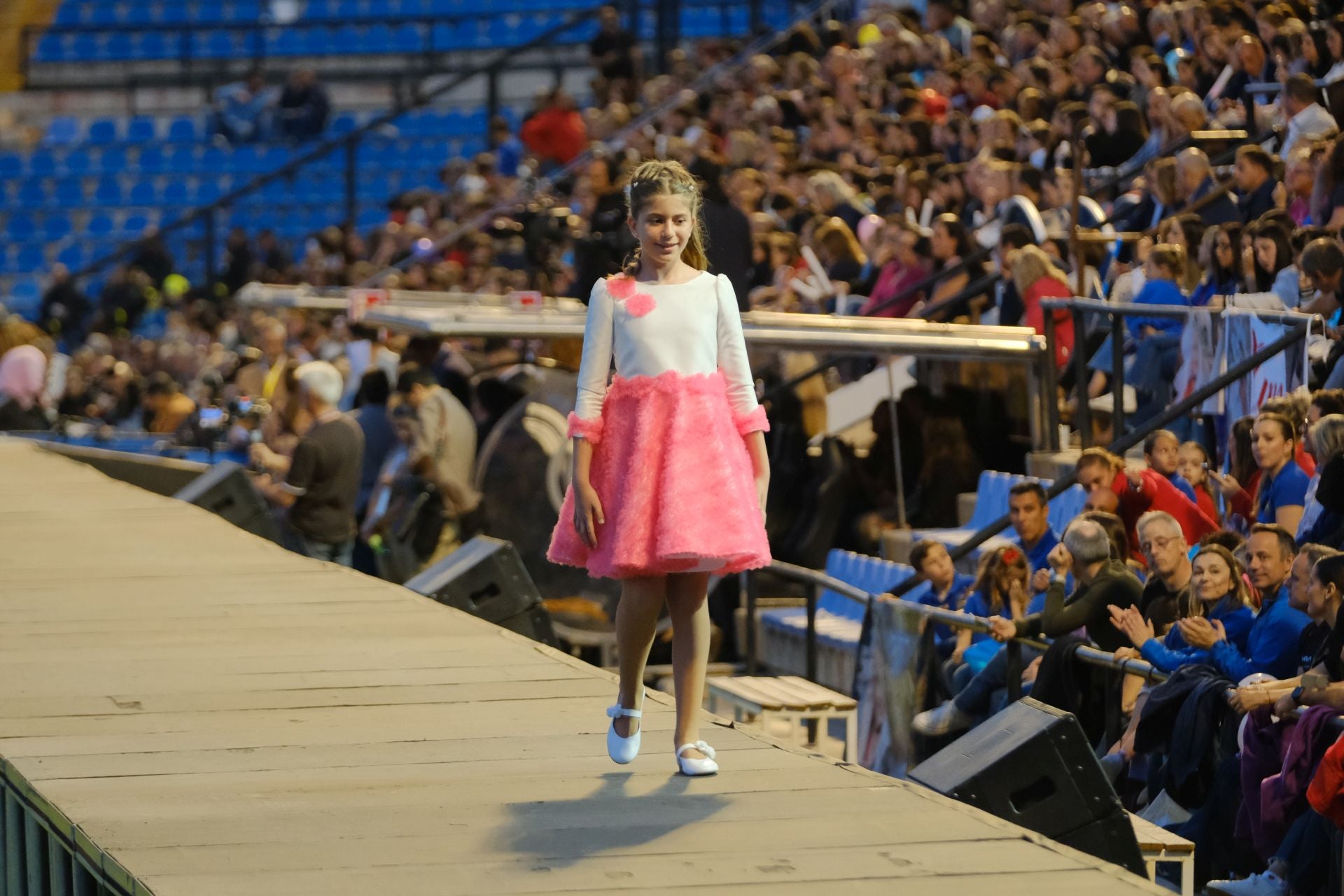 Las candidatas infantiles estrenan la pasarela en el Rico Pérez
