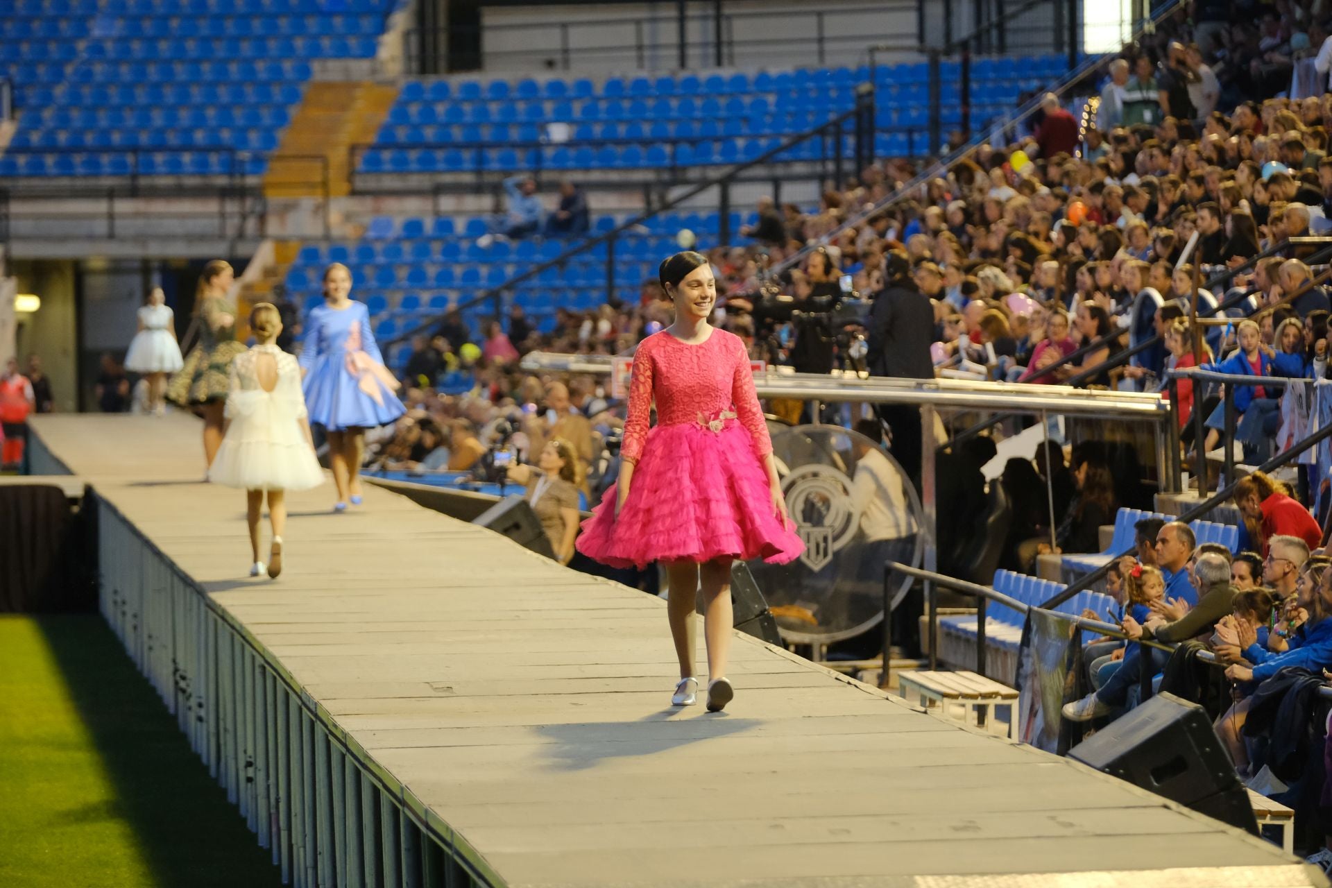 Las candidatas infantiles estrenan la pasarela en el Rico Pérez