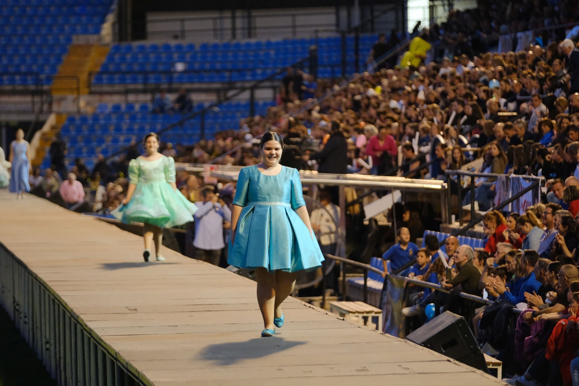 Las candidatas infantiles estrenan la pasarela en el Rico Pérez