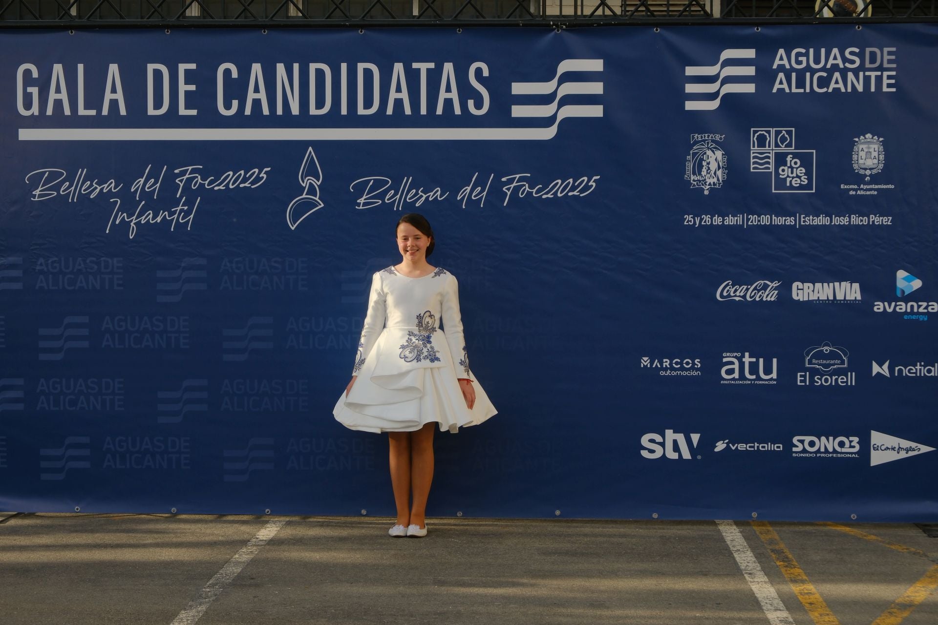 Photocall de las candidatas infantiles con los vestidos de gala