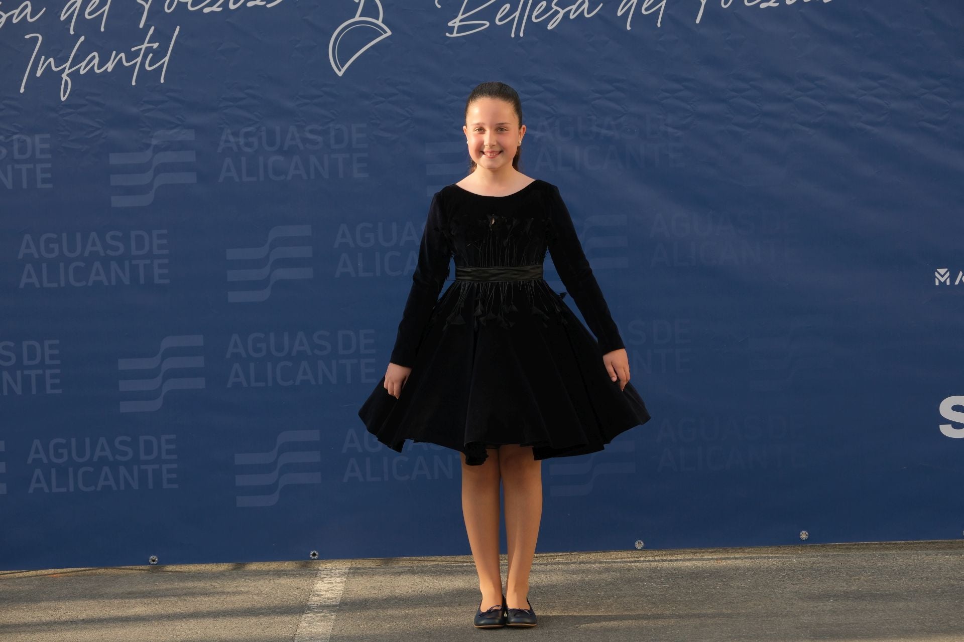 Photocall de las candidatas infantiles con los vestidos de gala