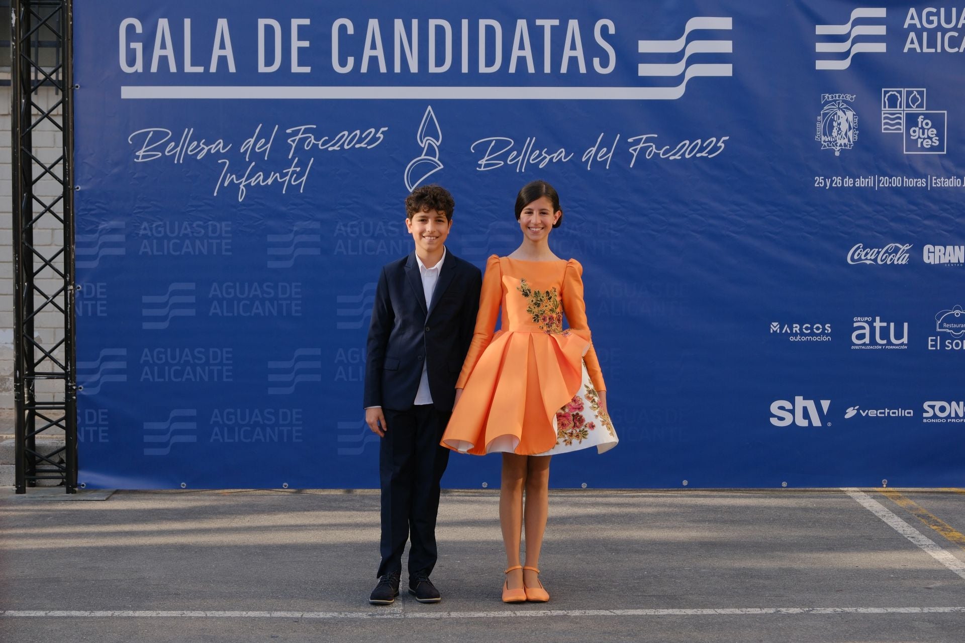 Photocall de las candidatas infantiles con los vestidos de gala