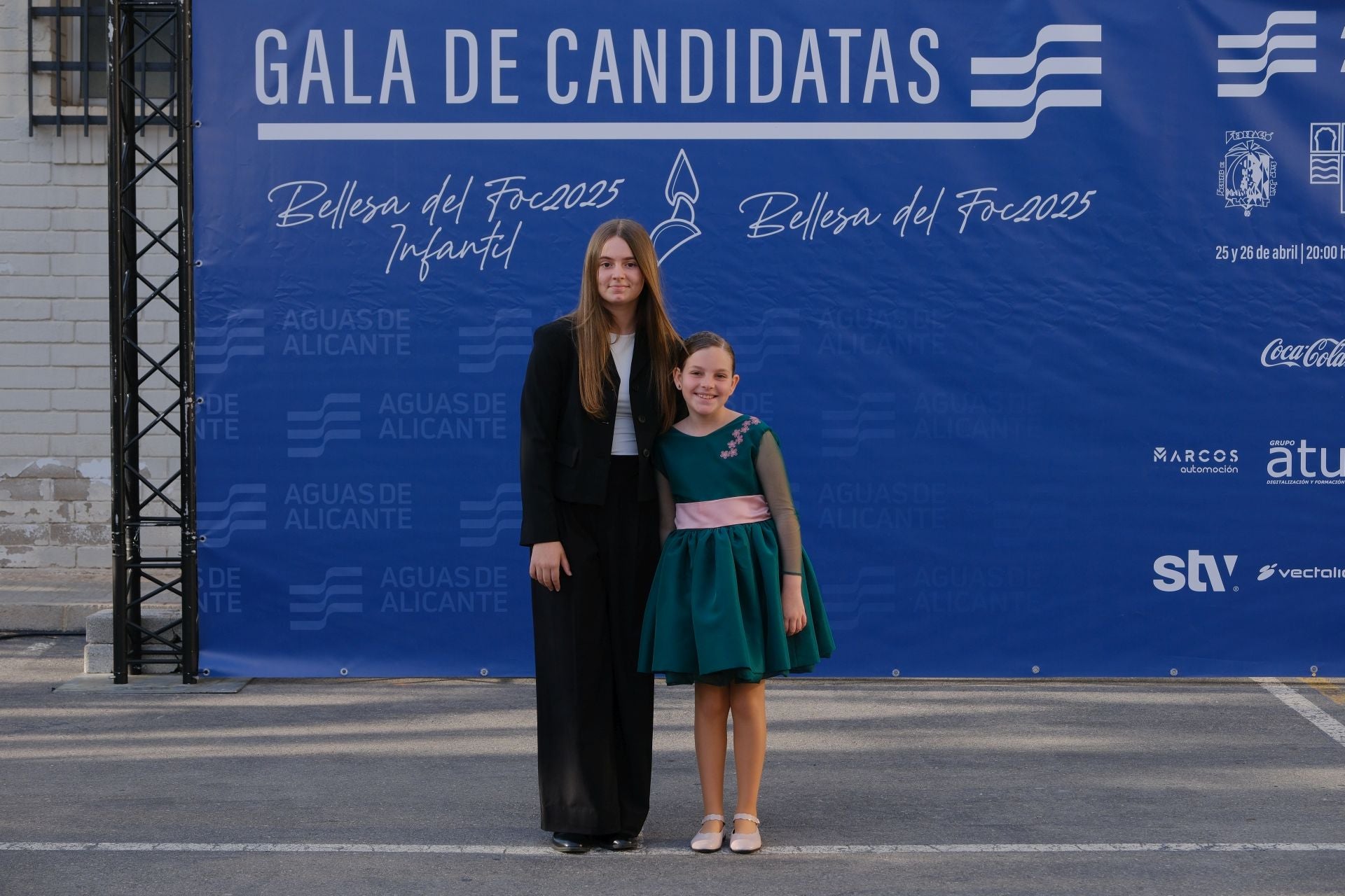 Photocall de las candidatas infantiles con los vestidos de gala