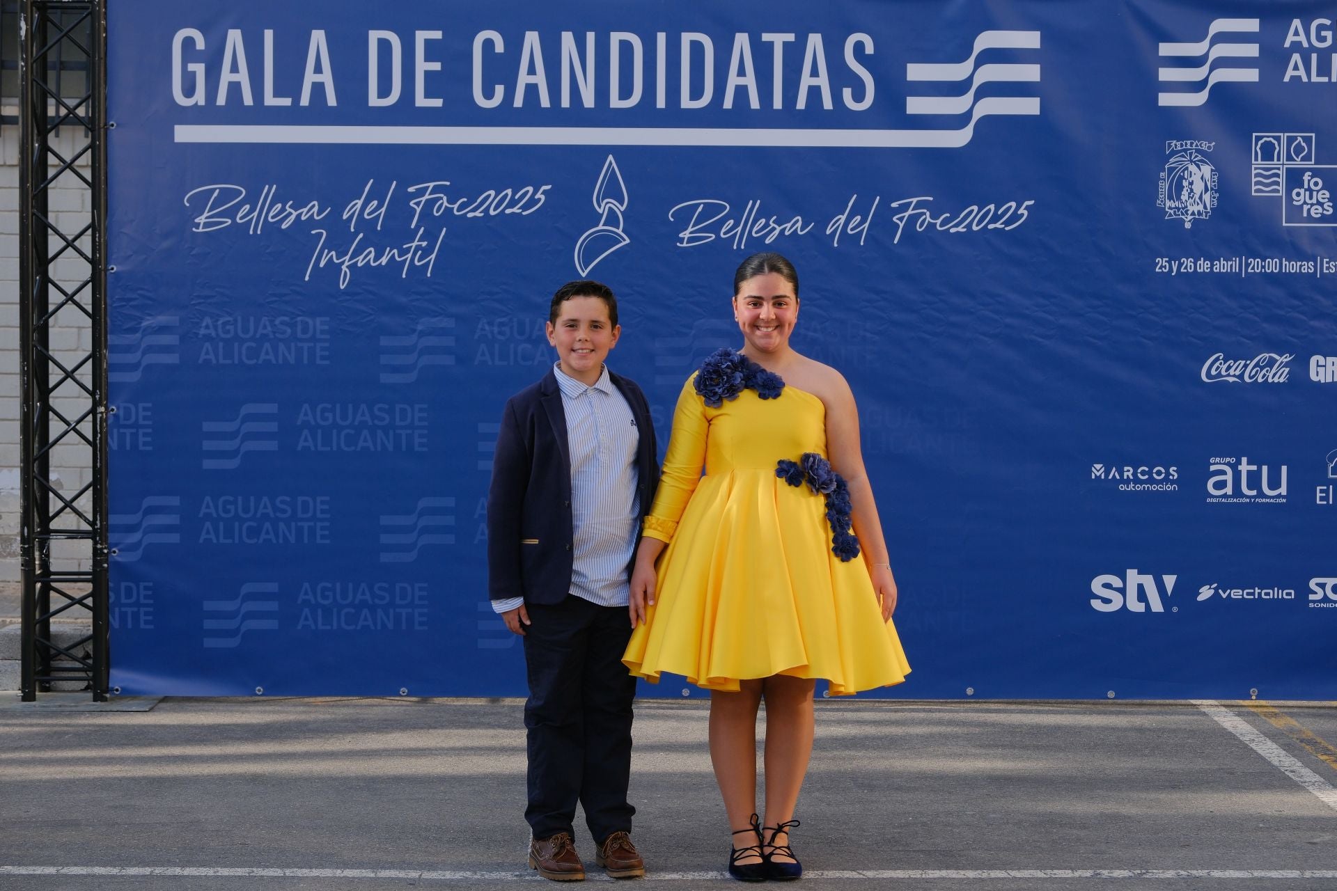 Photocall de las candidatas infantiles con los vestidos de gala