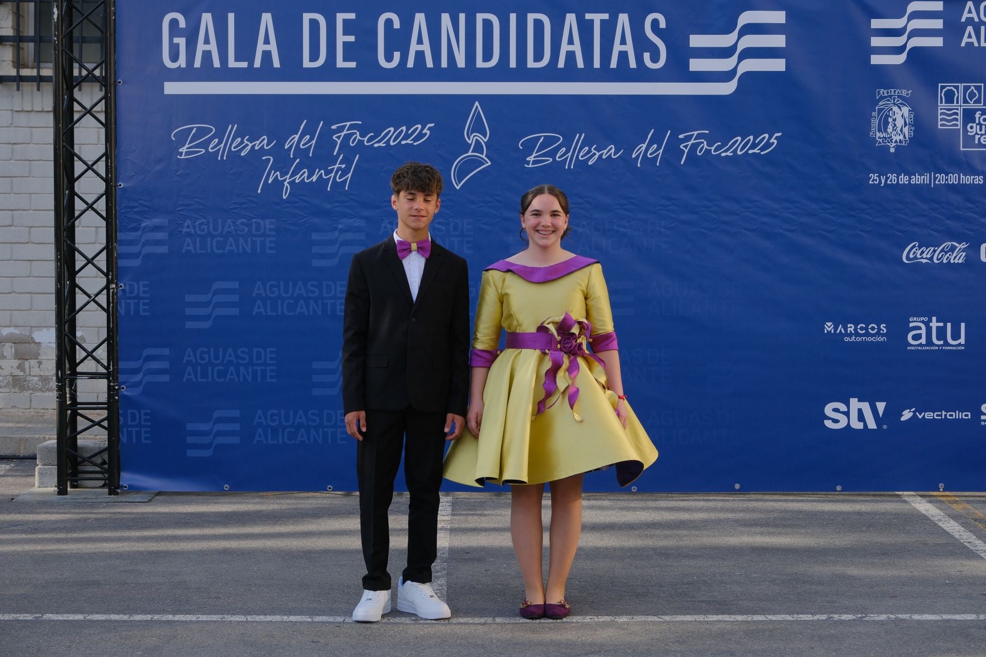 Photocall de las candidatas infantiles con los vestidos de gala
