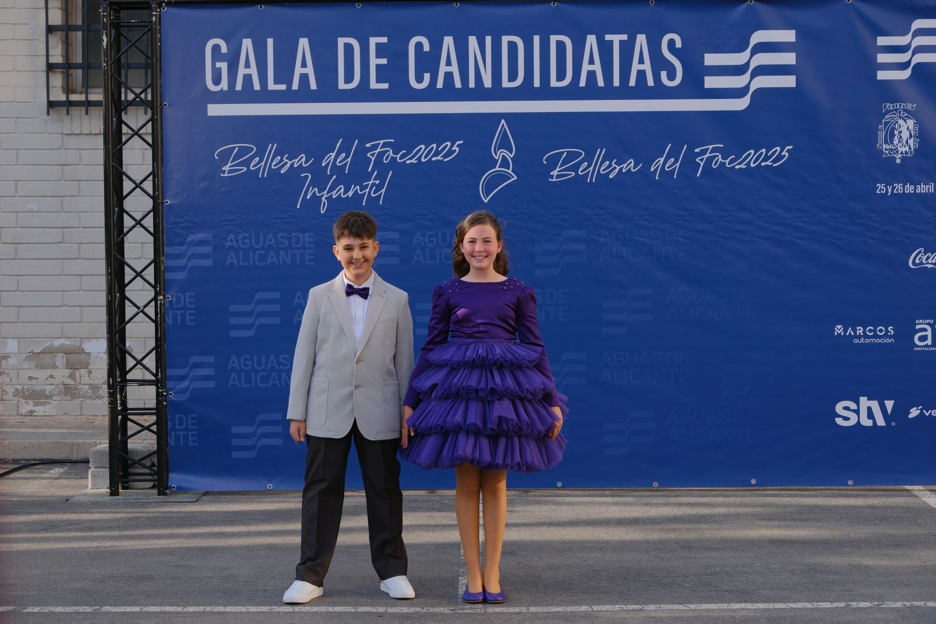 Photocall de las candidatas infantiles con los vestidos de gala
