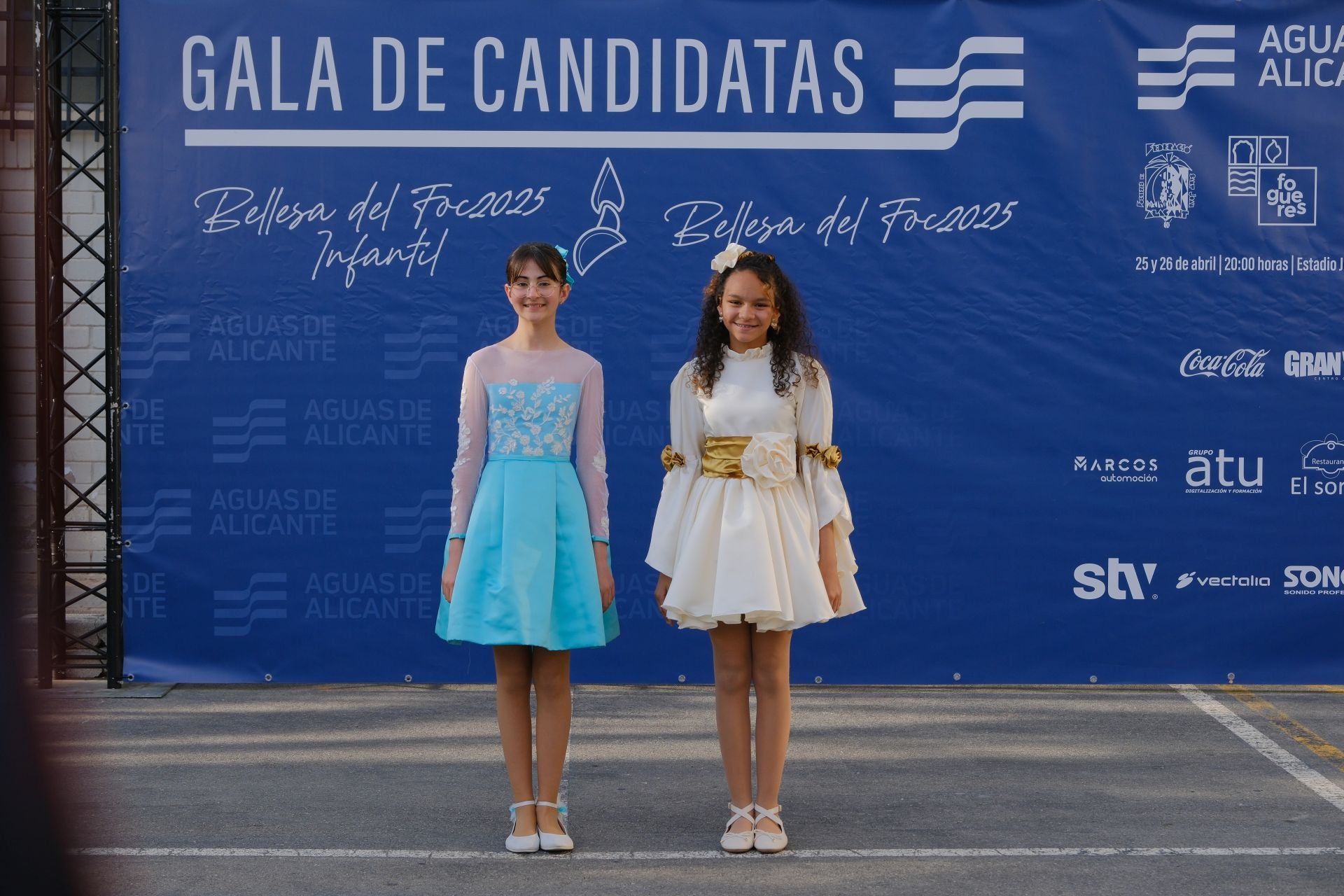 Photocall de las candidatas infantiles con los vestidos de gala