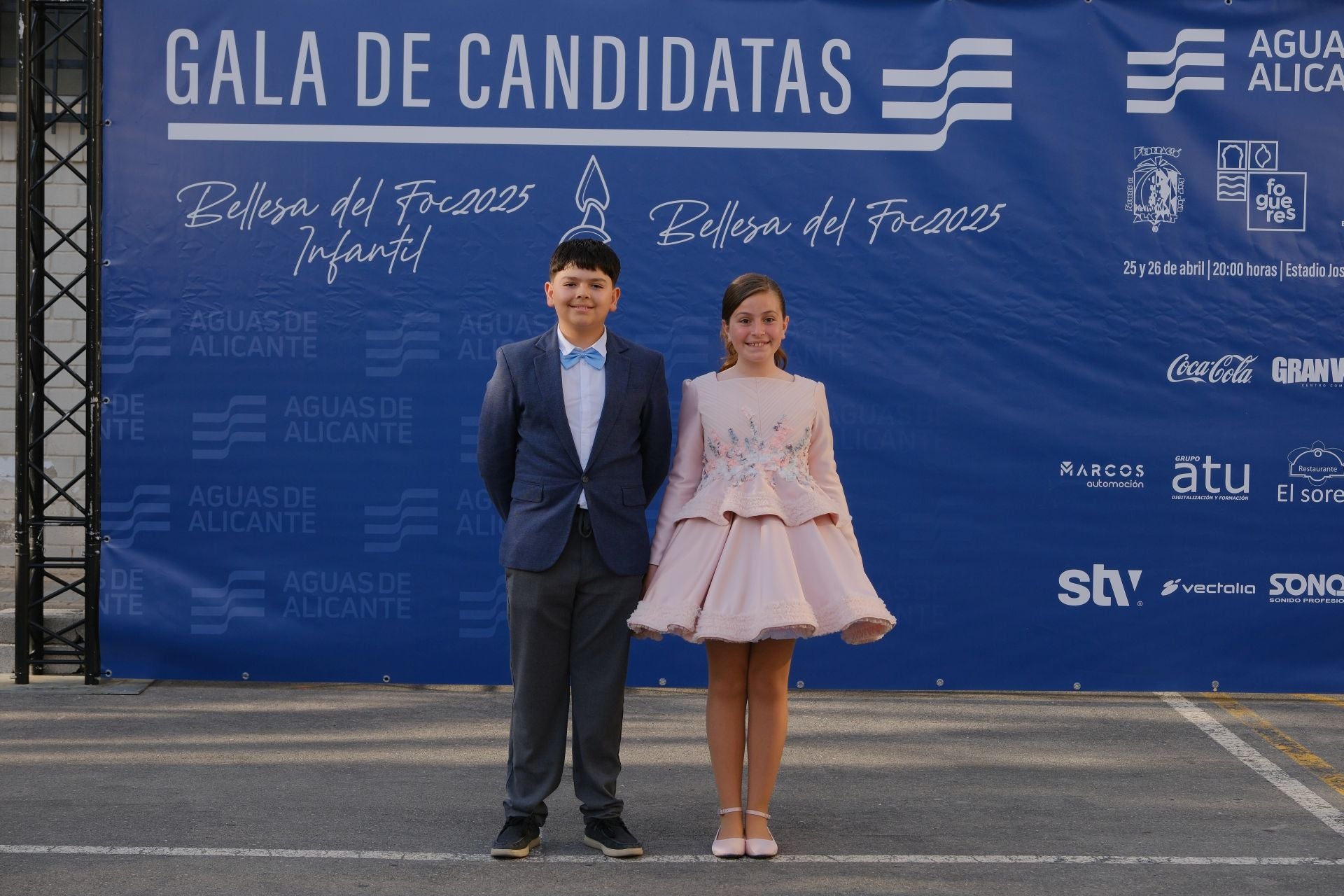 Photocall de las candidatas infantiles con los vestidos de gala
