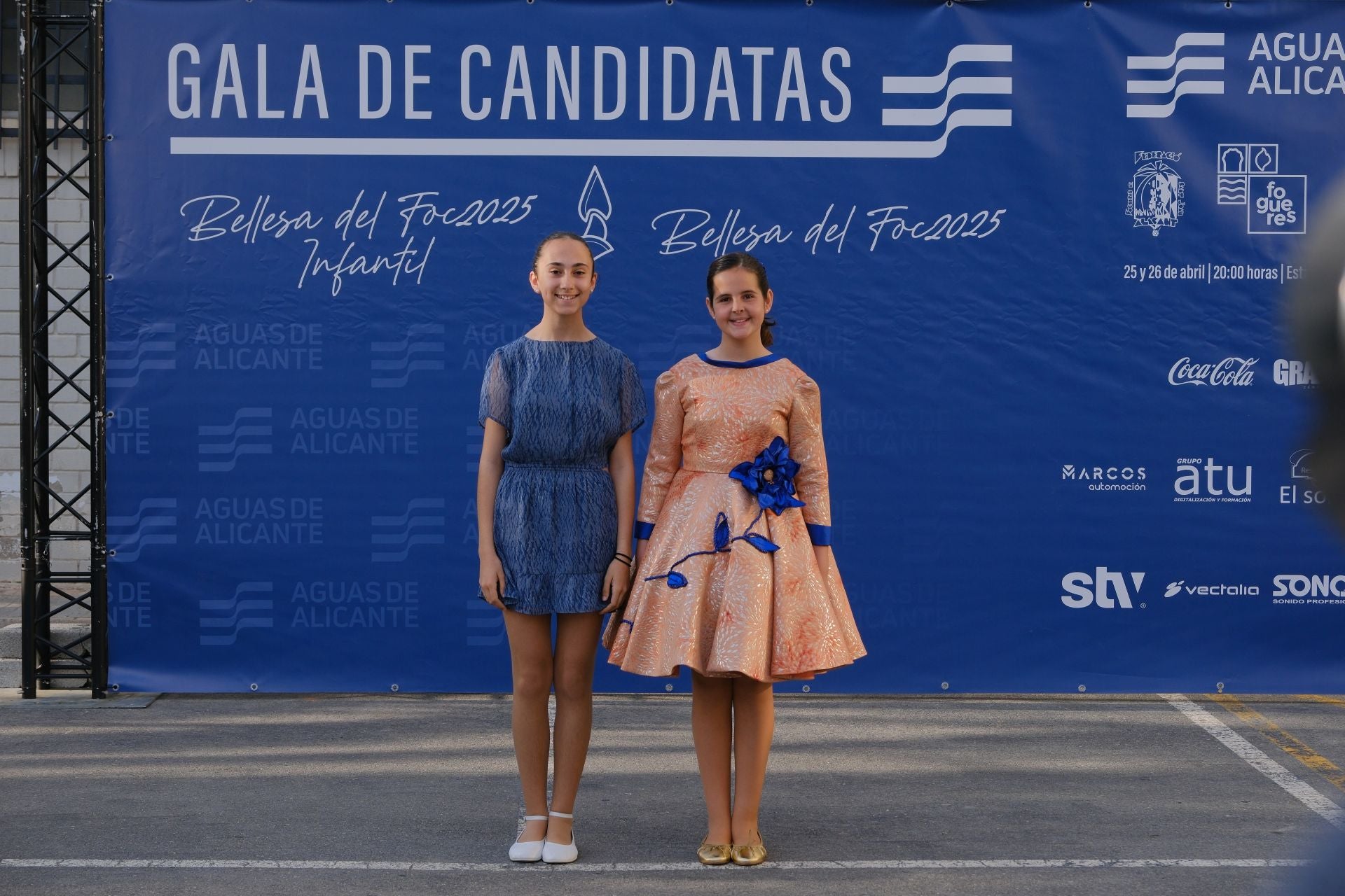 Photocall de las candidatas infantiles con los vestidos de gala