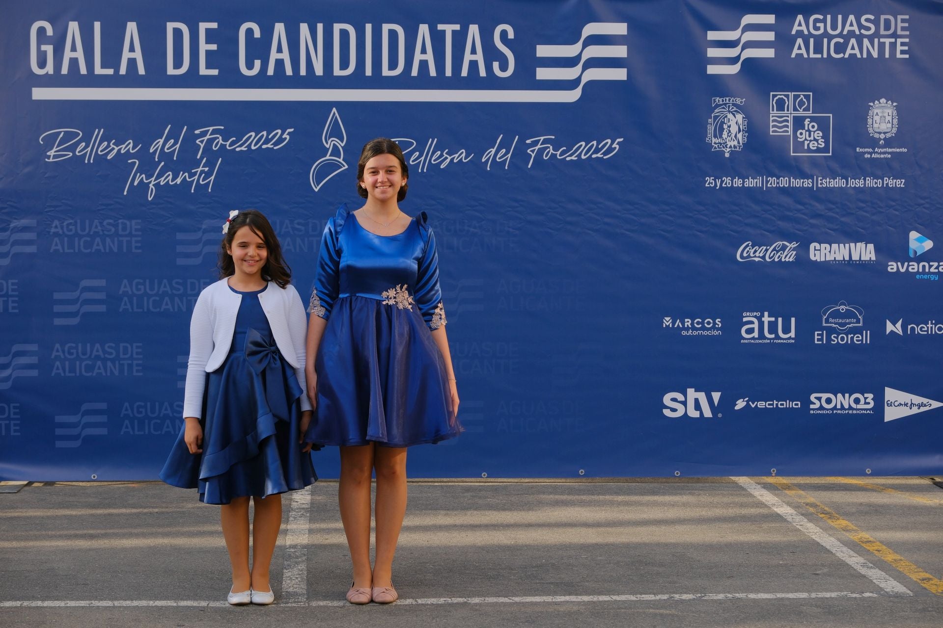 Photocall de las candidatas infantiles con los vestidos de gala