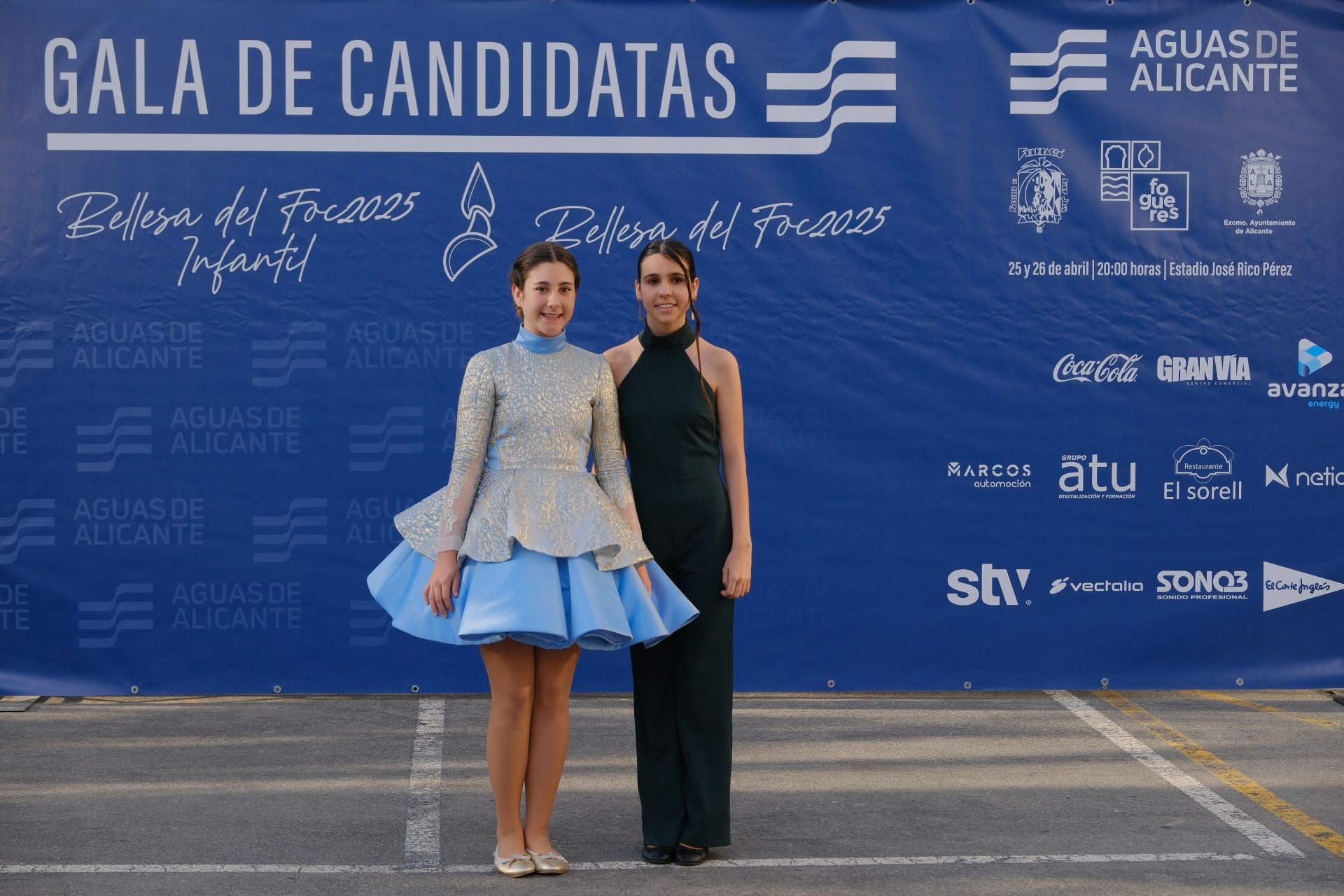 Photocall de las candidatas infantiles con los vestidos de gala