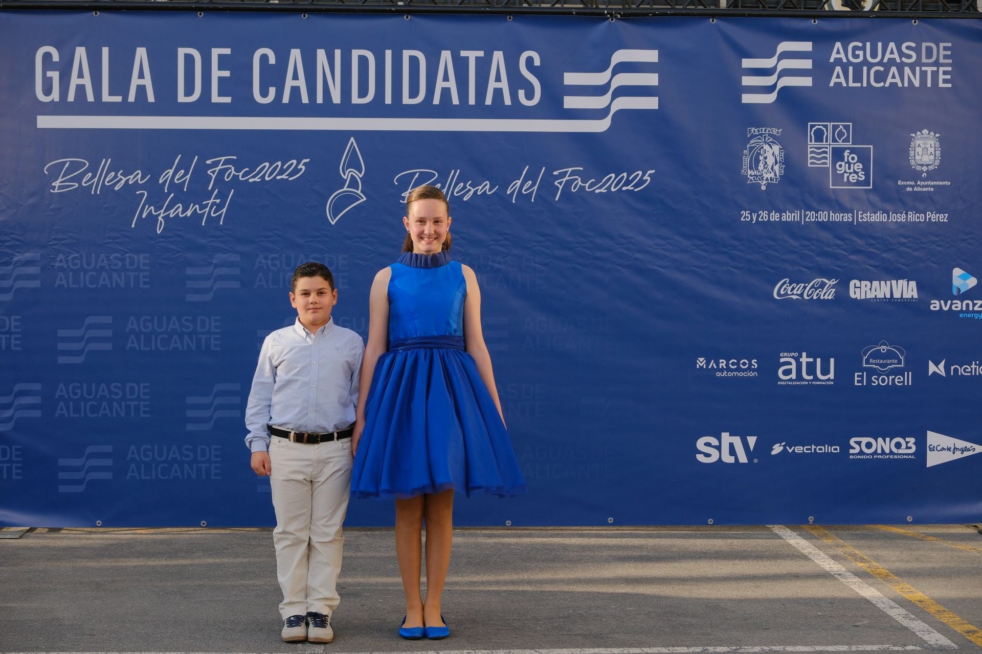 Photocall de las candidatas infantiles con los vestidos de gala