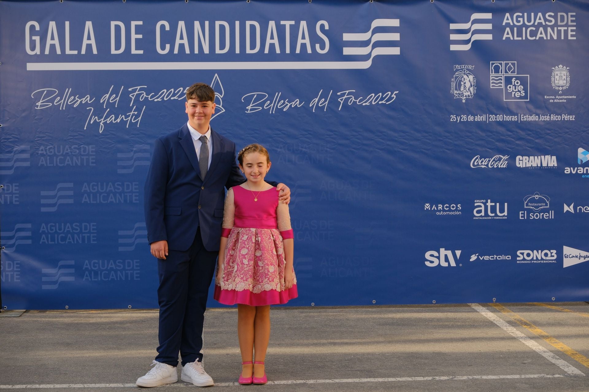 Photocall de las candidatas infantiles con los vestidos de gala
