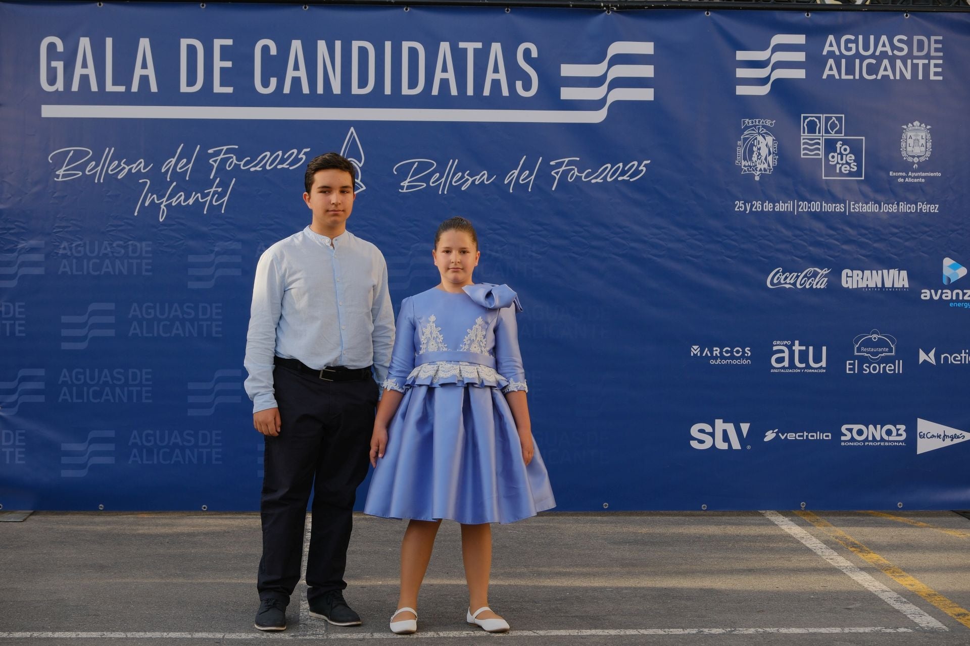 Photocall de las candidatas infantiles con los vestidos de gala