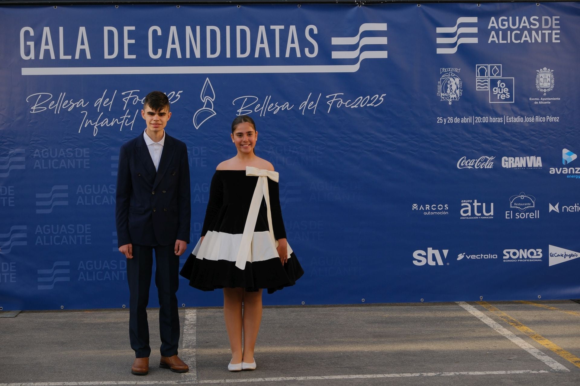 Photocall de las candidatas infantiles con los vestidos de gala