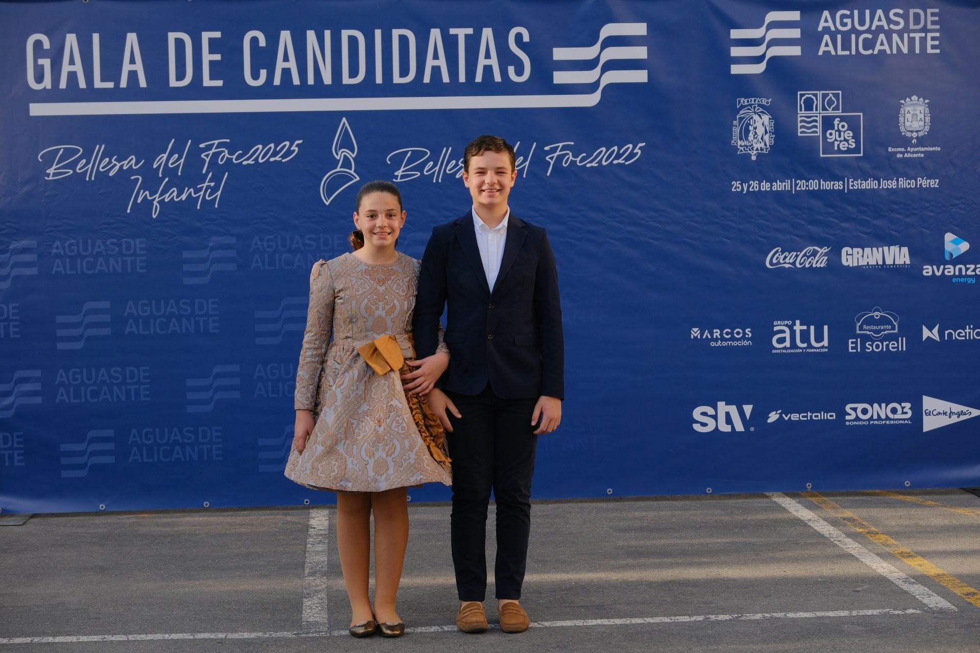 Photocall de las candidatas infantiles con los vestidos de gala