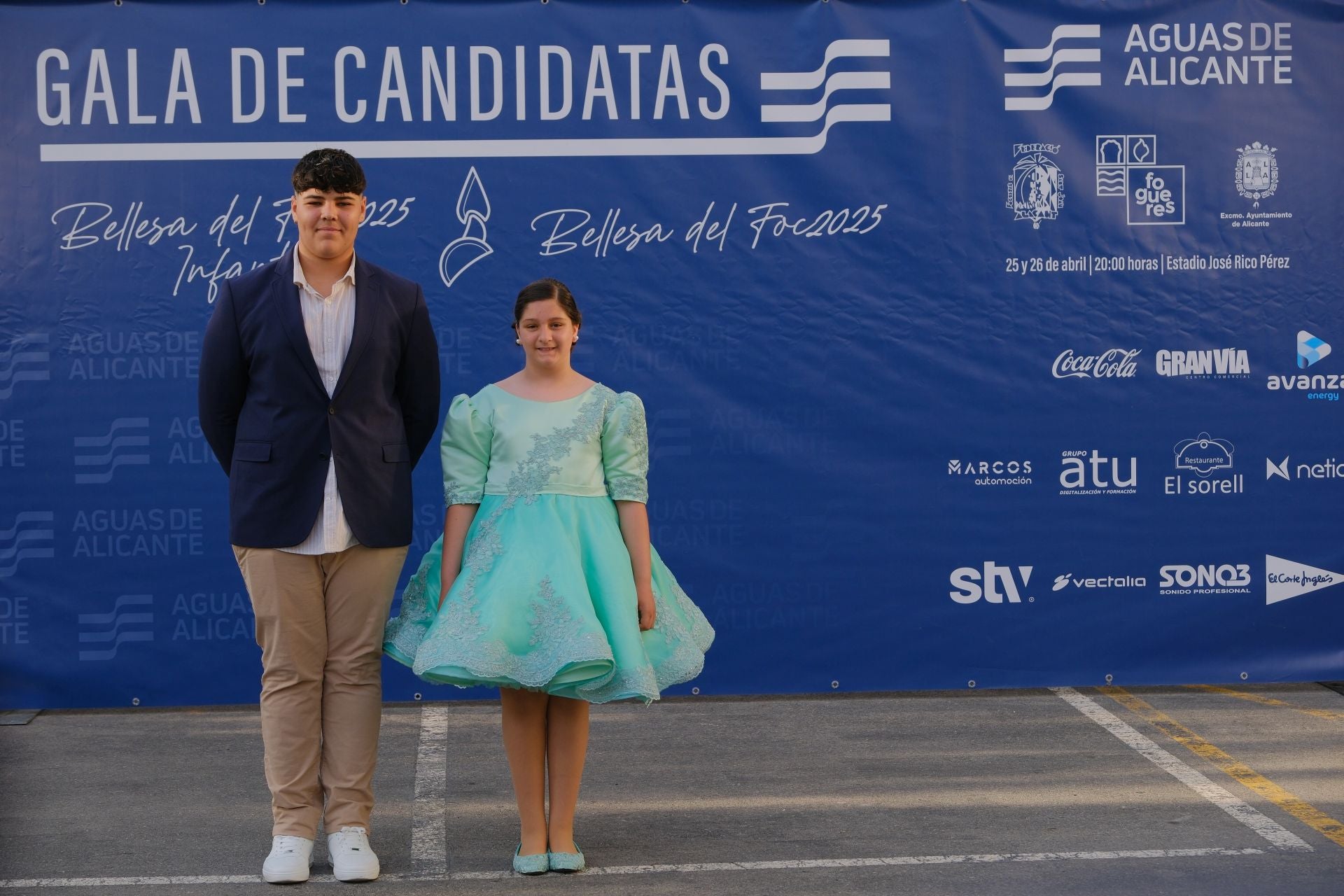 Photocall de las candidatas infantiles con los vestidos de gala