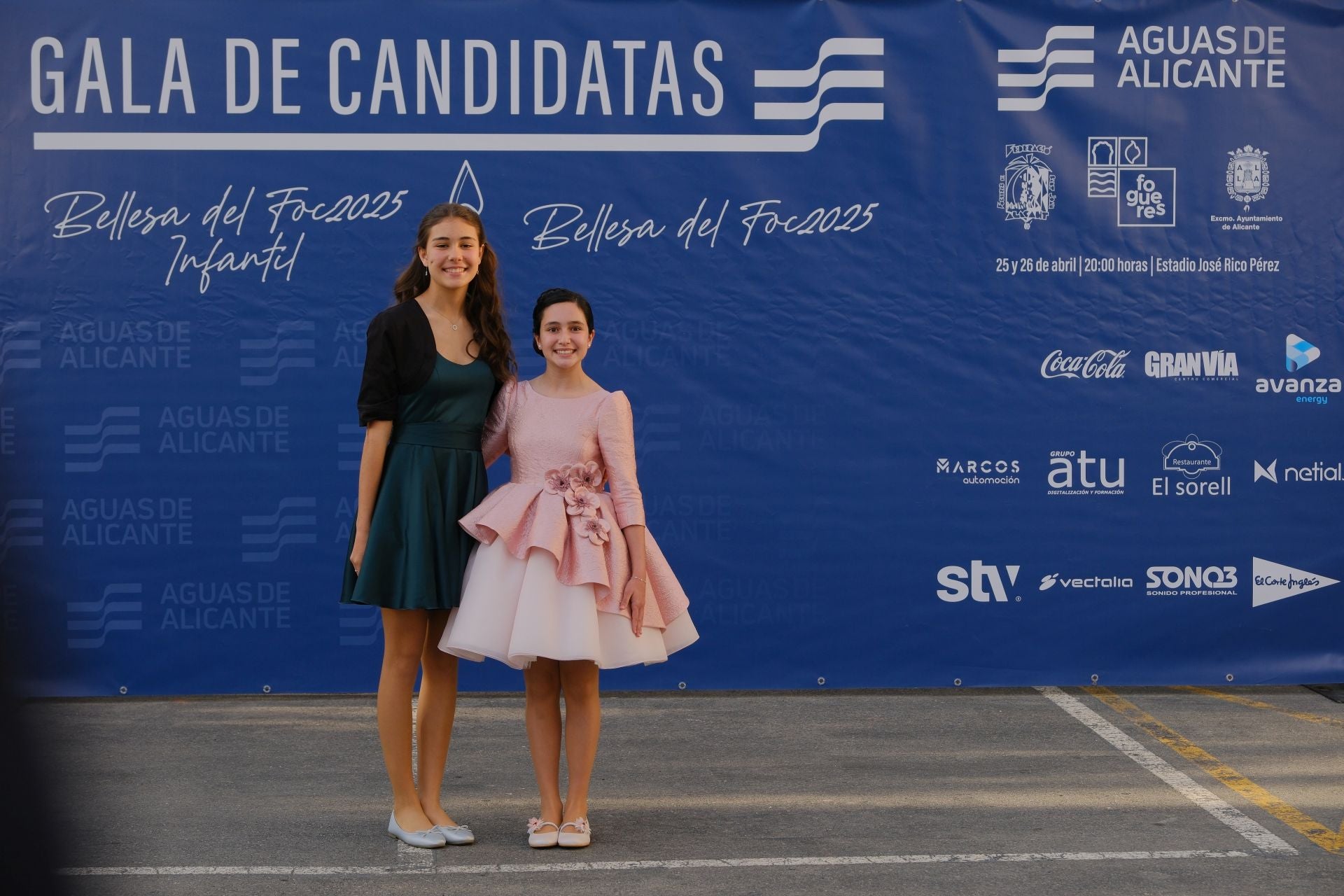 Photocall de las candidatas infantiles con los vestidos de gala