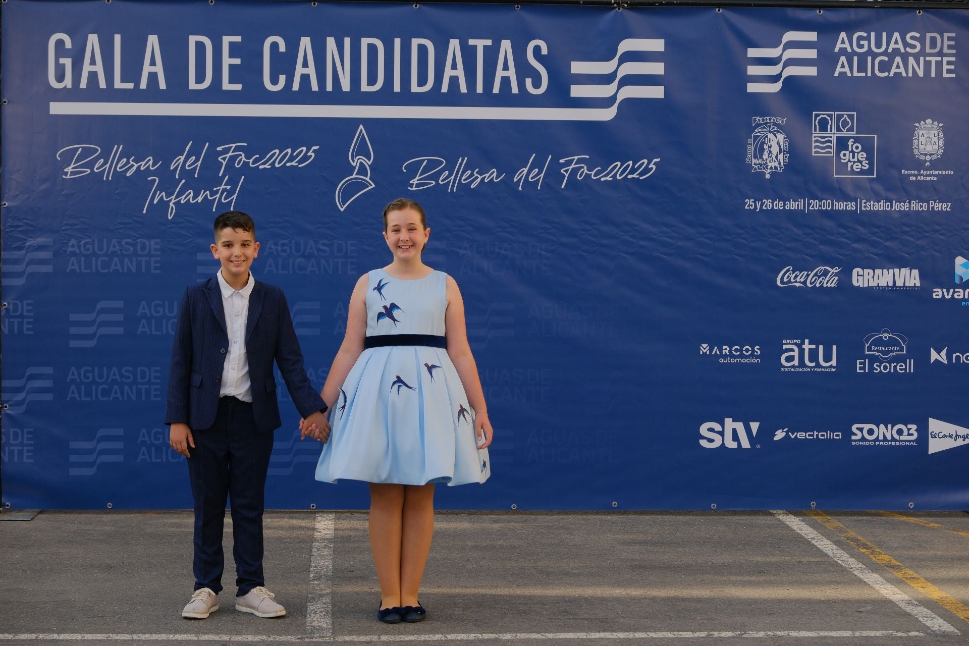 Photocall de las candidatas infantiles con los vestidos de gala
