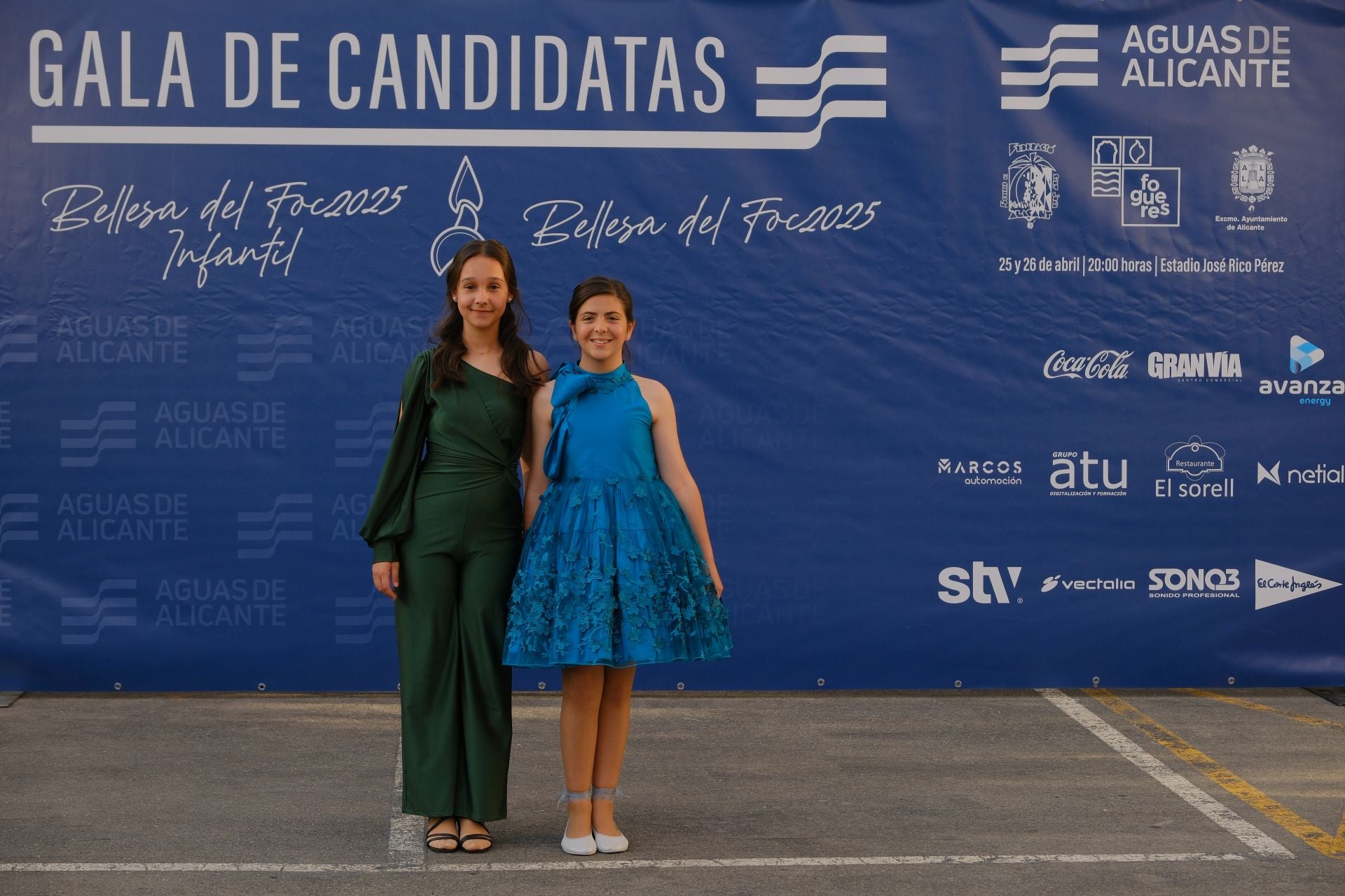 Photocall de las candidatas infantiles con los vestidos de gala