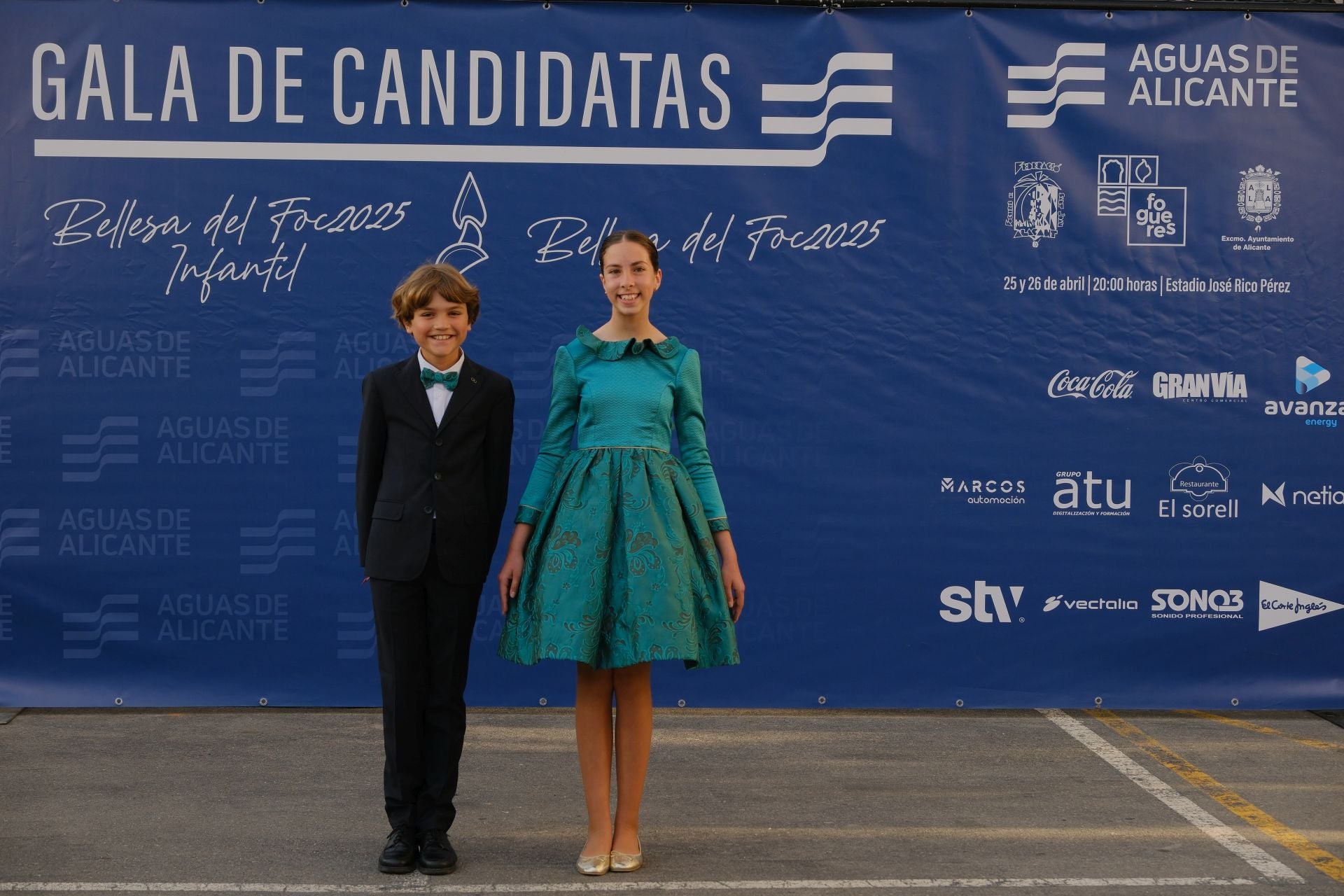 Photocall de las candidatas infantiles con los vestidos de gala
