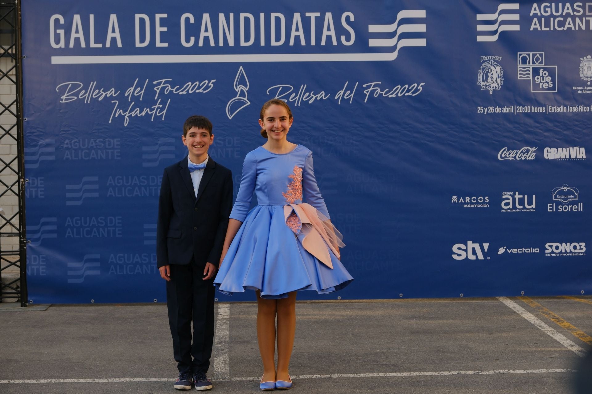 Photocall de las candidatas infantiles con los vestidos de gala
