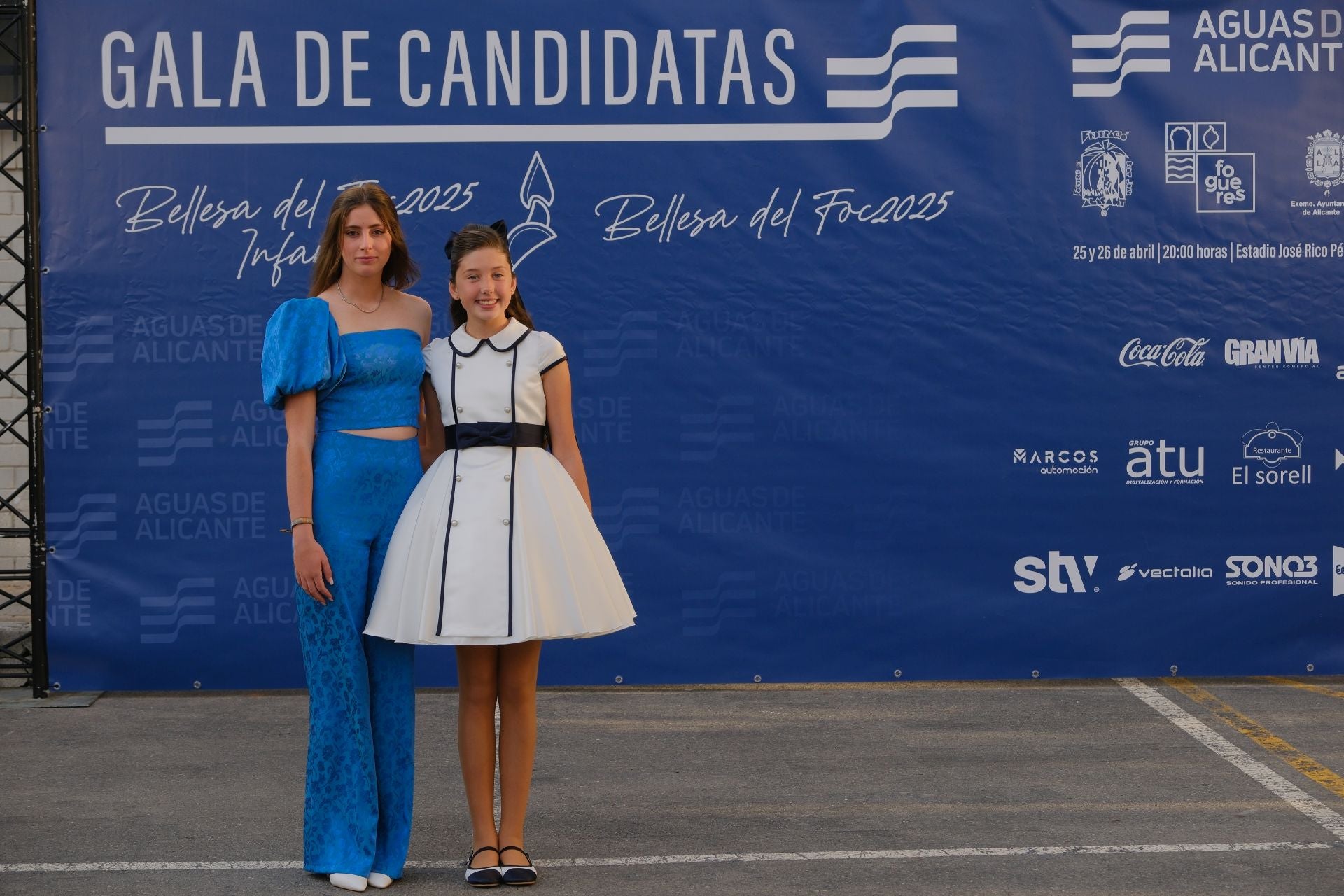 Photocall de las candidatas infantiles con los vestidos de gala