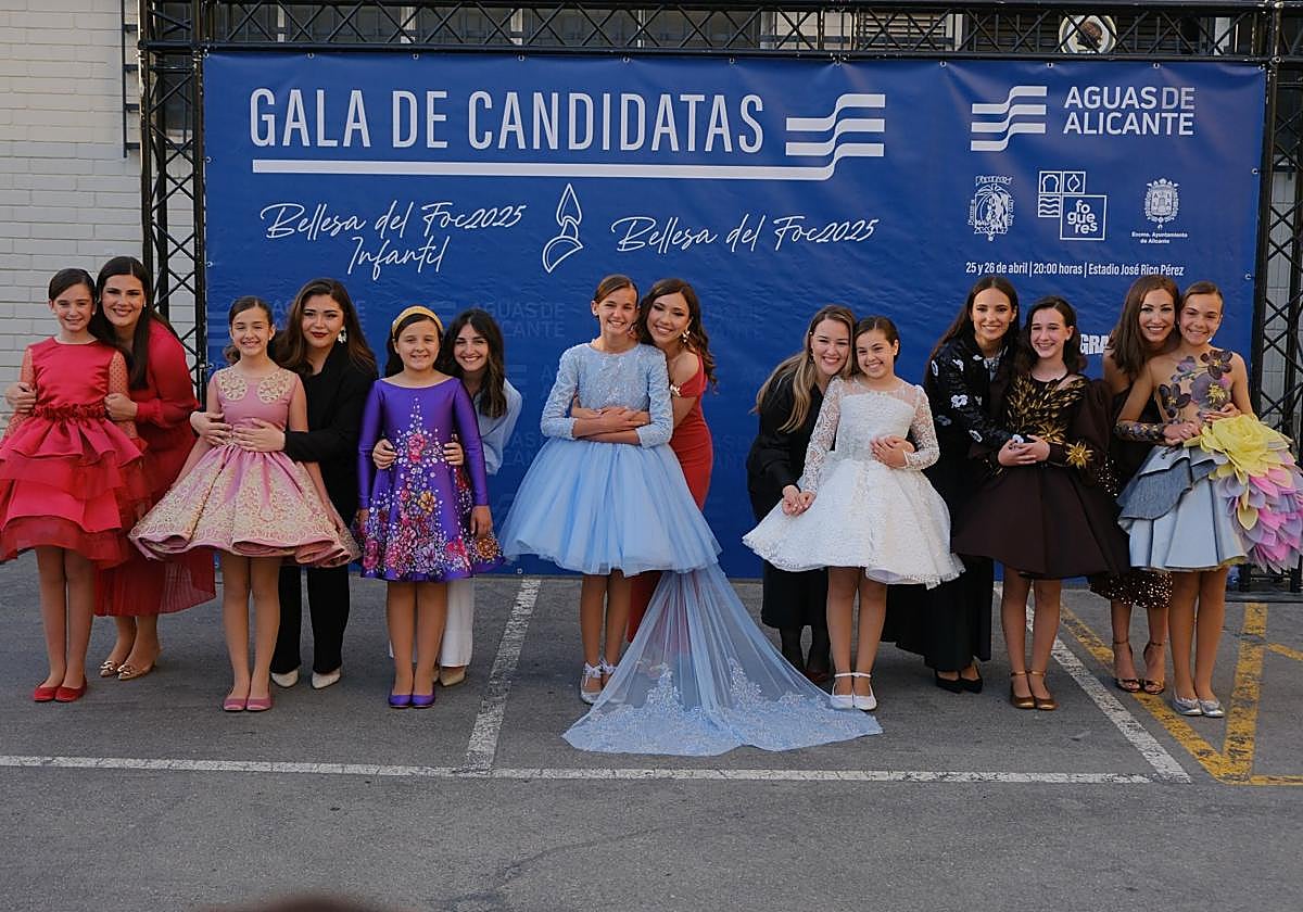 Photocall de las candidatas infantiles con los vestidos de gala