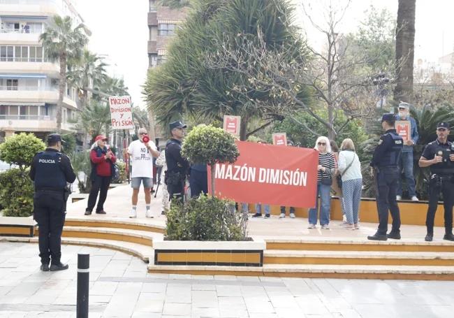 Protestas ante la llegada de Mazón frente al Ayuntamiento de Torrevieja.