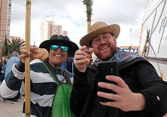 Peregrinos en la 'paraeta' de Santa Faz.