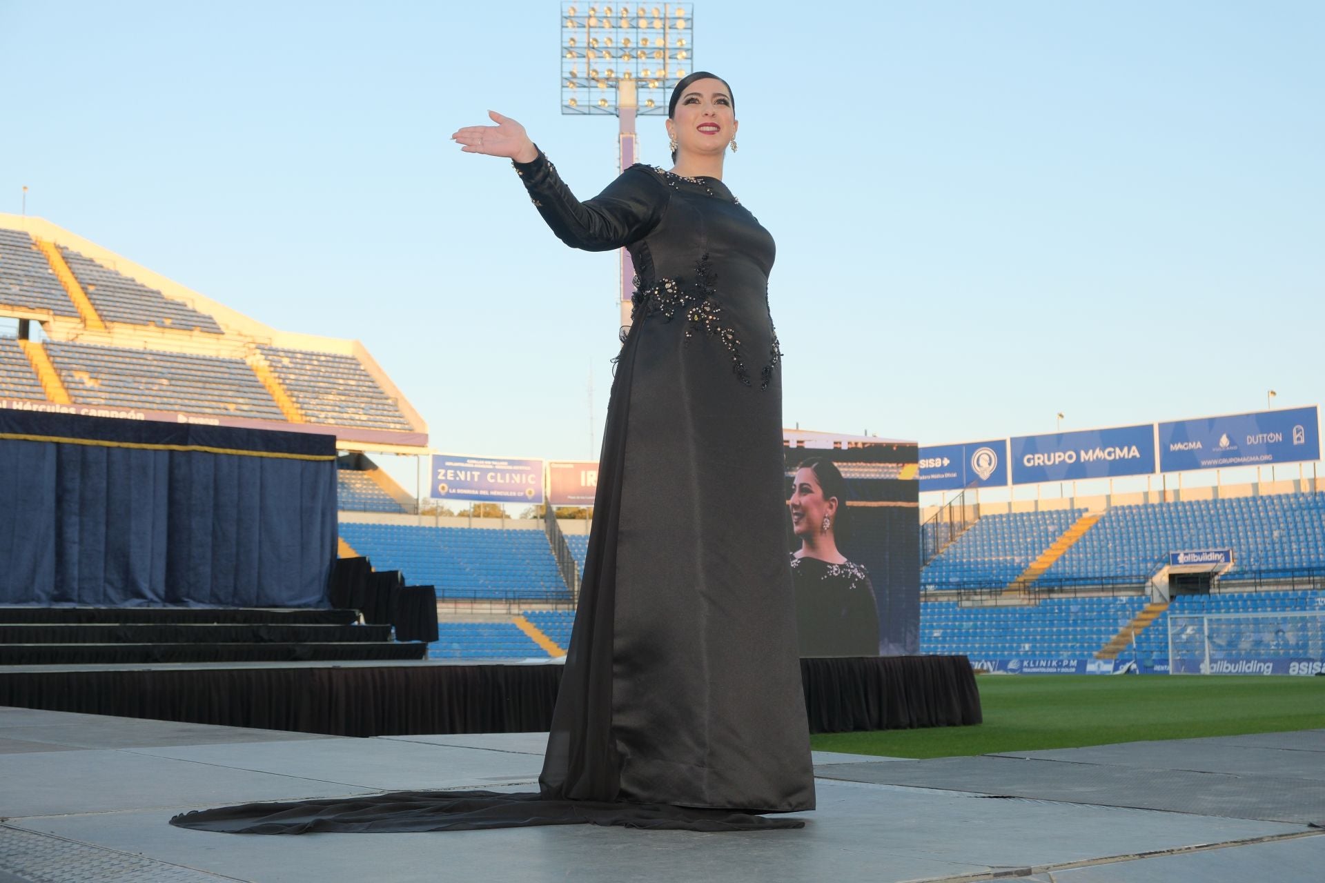Las candidatas a bellea del foc de Alicante lucen sus mejores galas en la pasarela