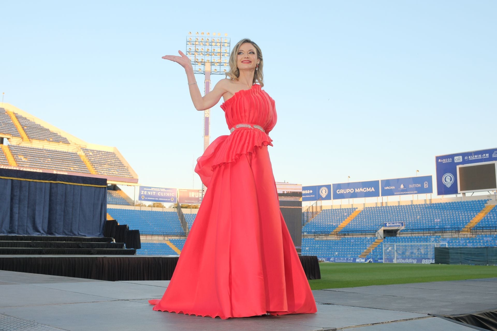 Las candidatas a bellea del foc de Alicante lucen sus mejores galas en la pasarela