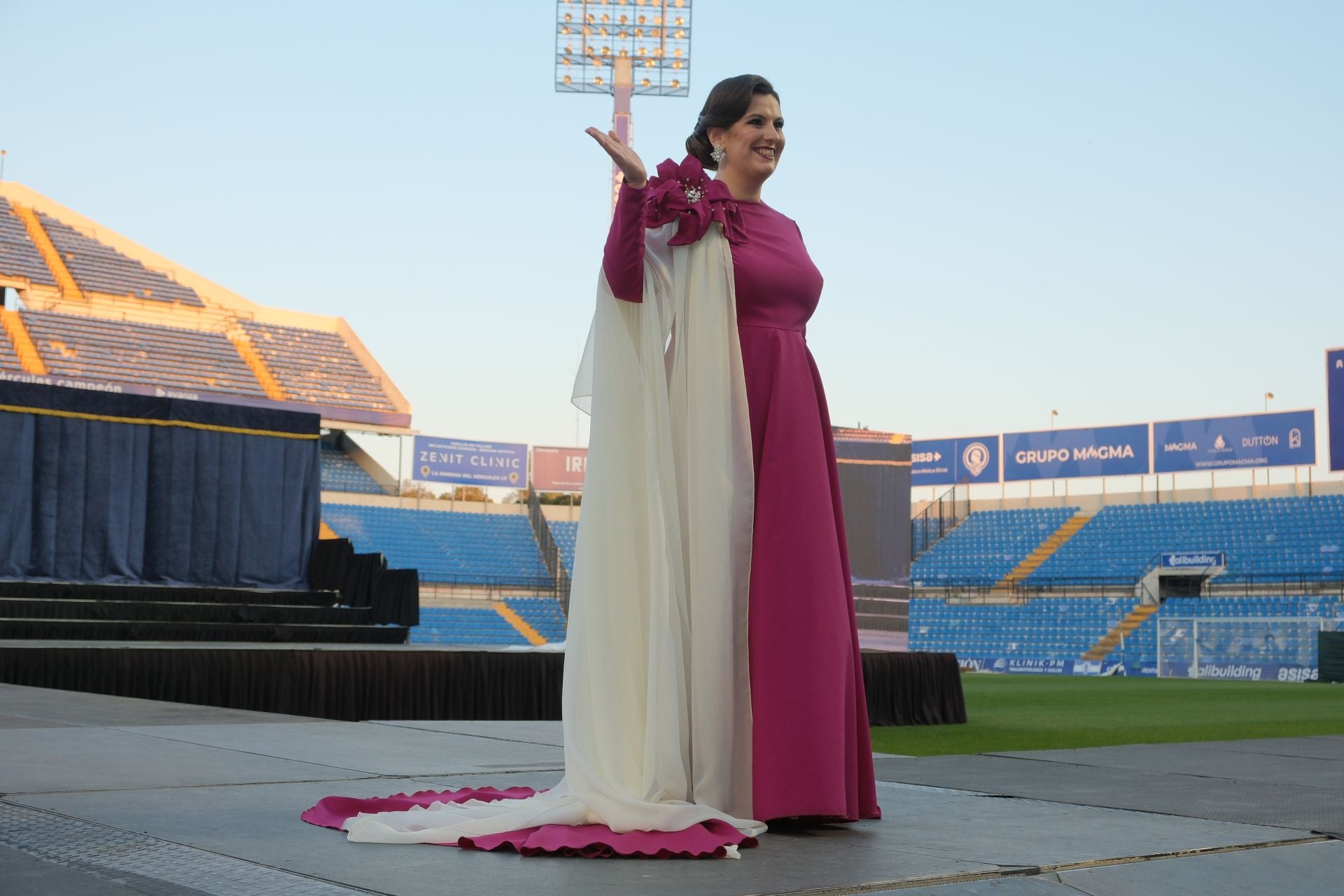 Las candidatas a bellea del foc de Alicante lucen sus mejores galas en la pasarela