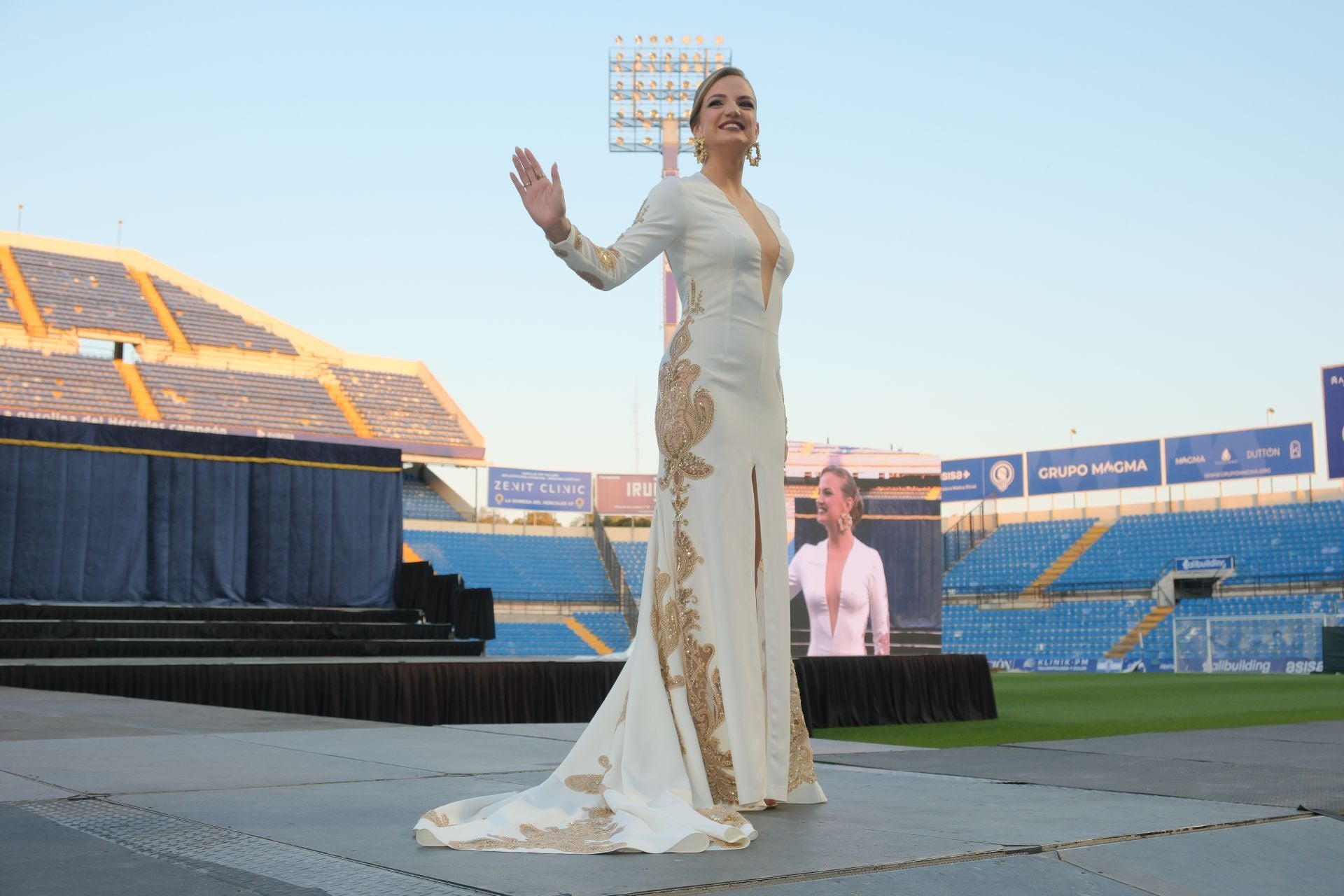 Las candidatas a bellea del foc de Alicante lucen sus mejores galas en la pasarela