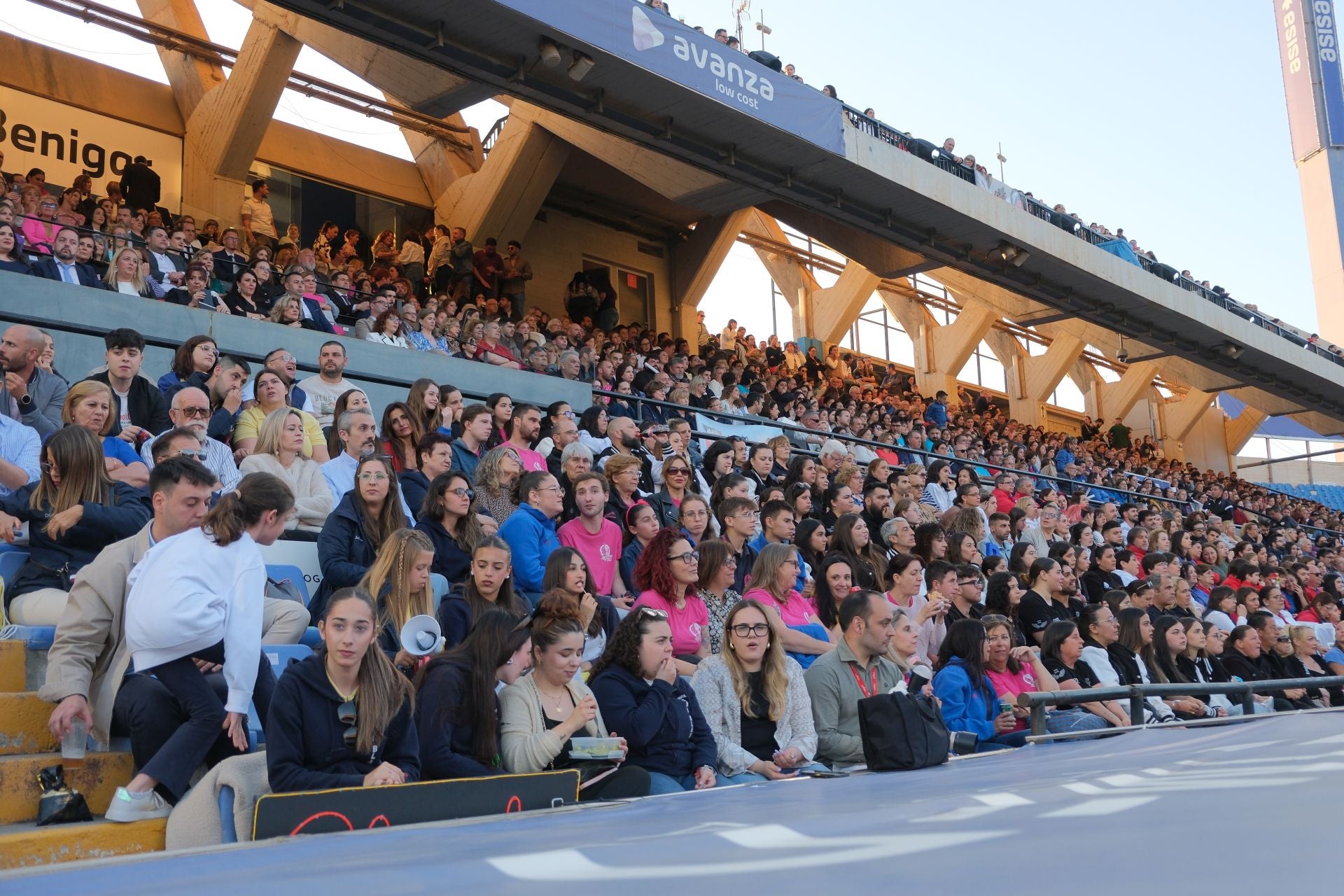 Las candidatas a bellea del foc de Alicante lucen sus mejores galas en la pasarela