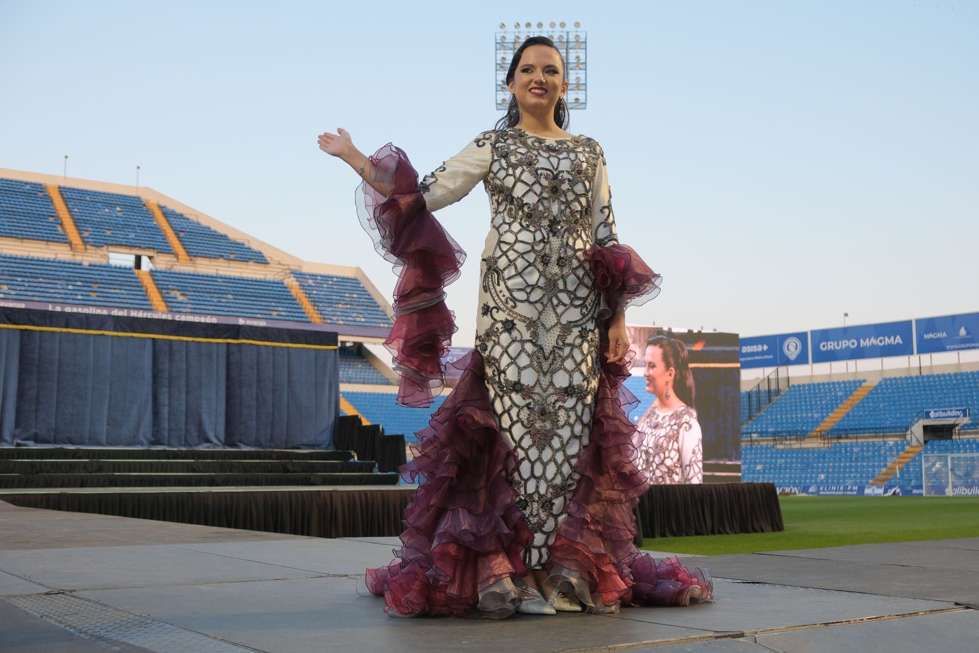 Las candidatas a bellea del foc de Alicante lucen sus mejores galas en la pasarela