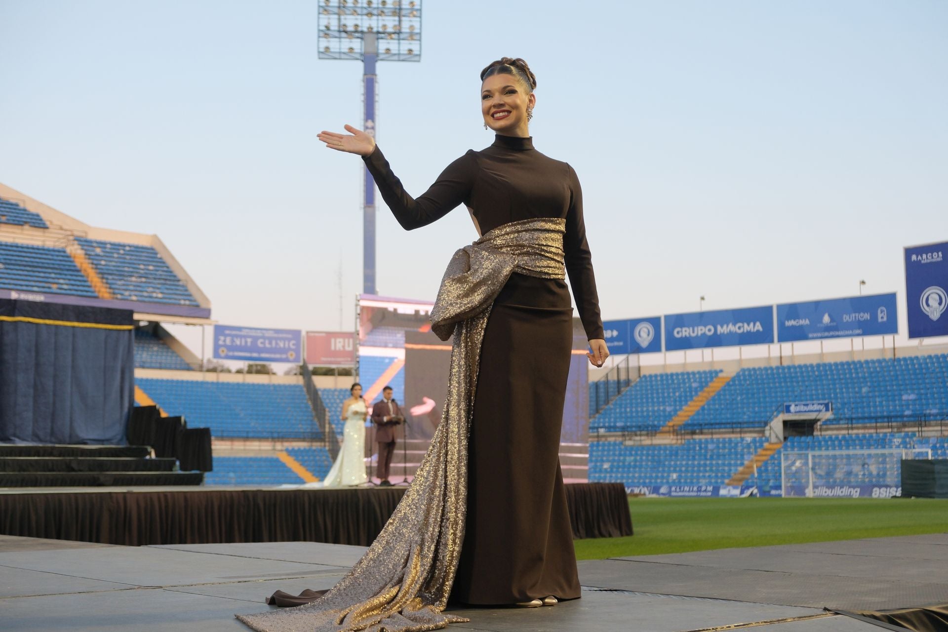Las candidatas a bellea del foc de Alicante lucen sus mejores galas en la pasarela