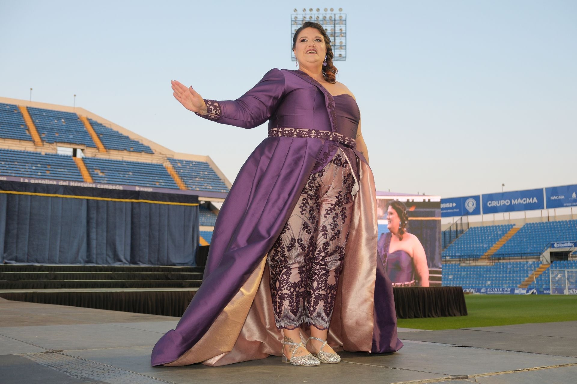 Las candidatas a bellea del foc de Alicante lucen sus mejores galas en la pasarela