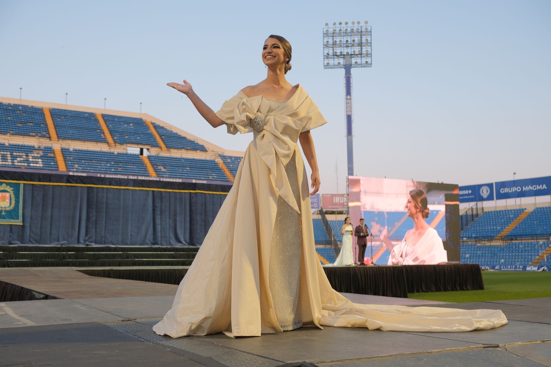 Las candidatas a bellea del foc de Alicante lucen sus mejores galas en la pasarela