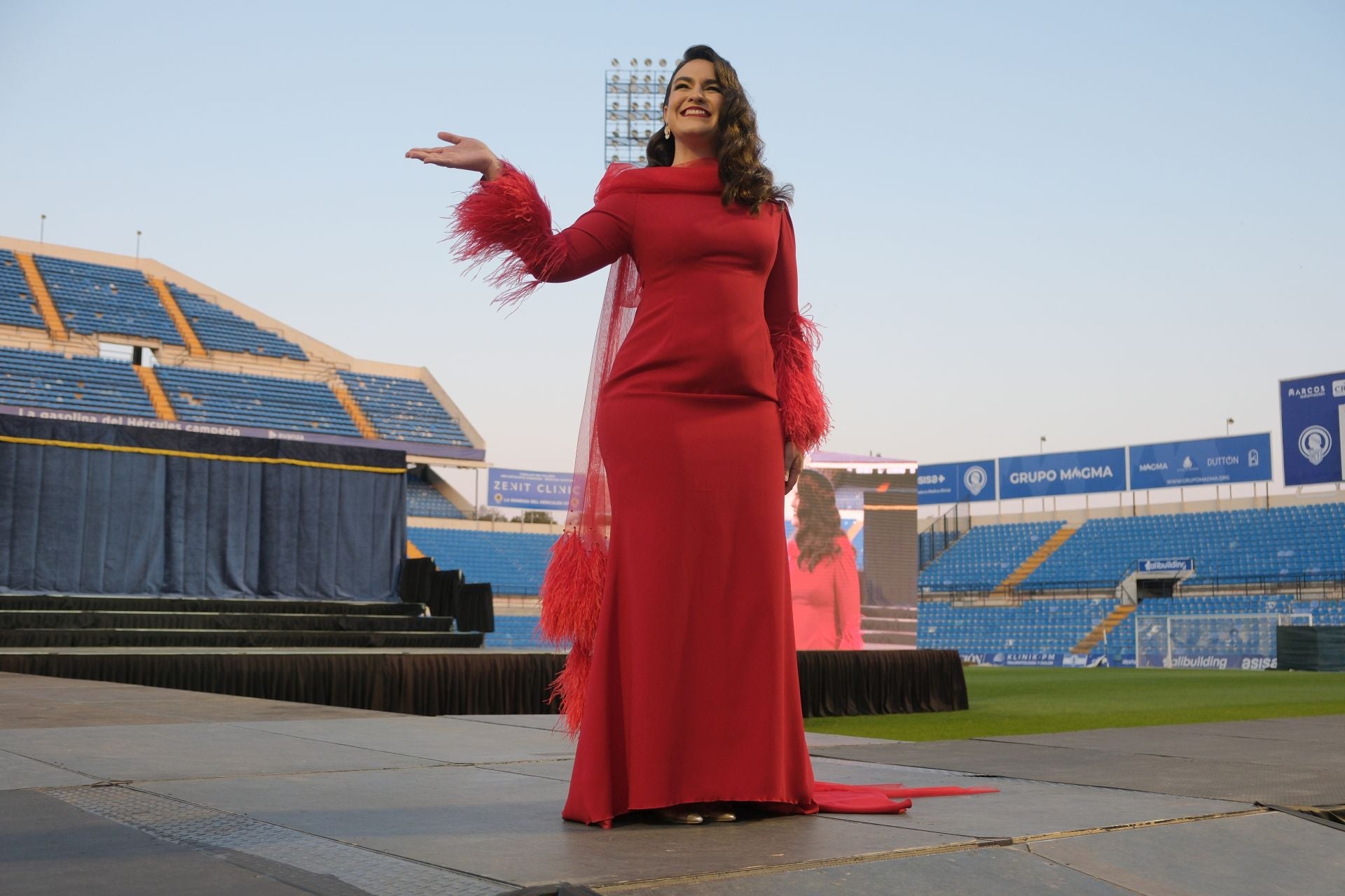 Las candidatas a bellea del foc de Alicante lucen sus mejores galas en la pasarela
