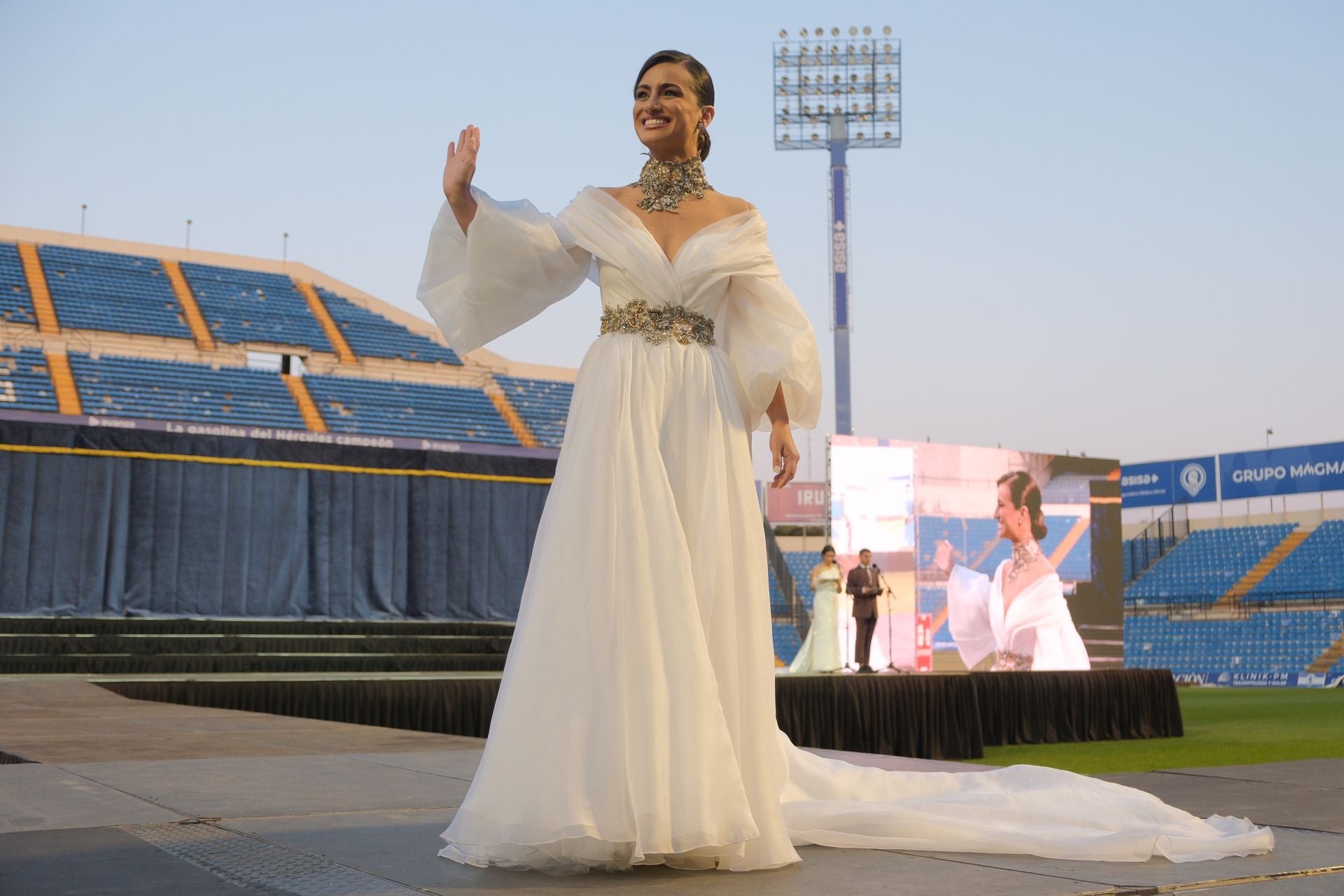 Las candidatas a bellea del foc de Alicante lucen sus mejores galas en la pasarela
