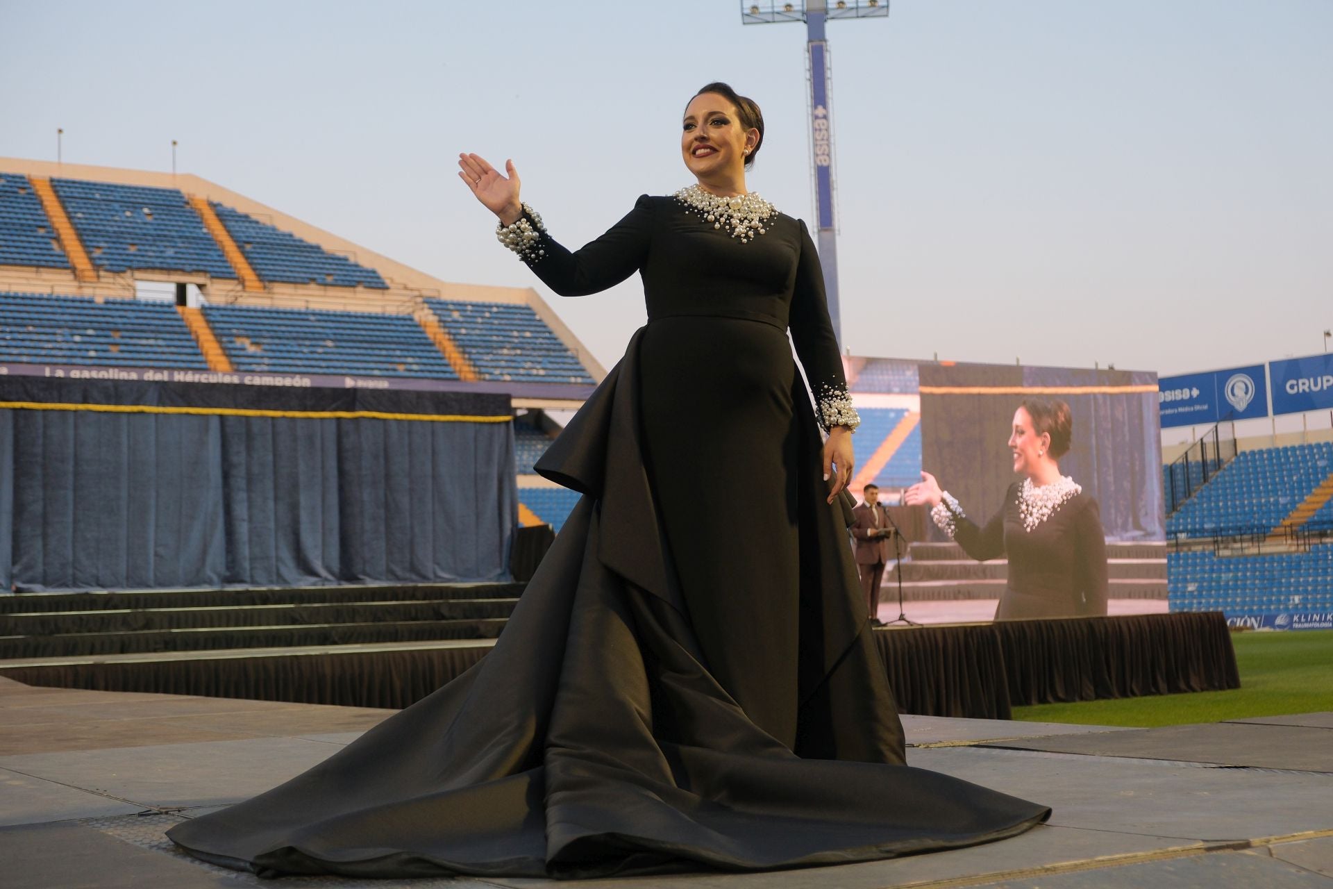 Las candidatas a bellea del foc de Alicante lucen sus mejores galas en la pasarela