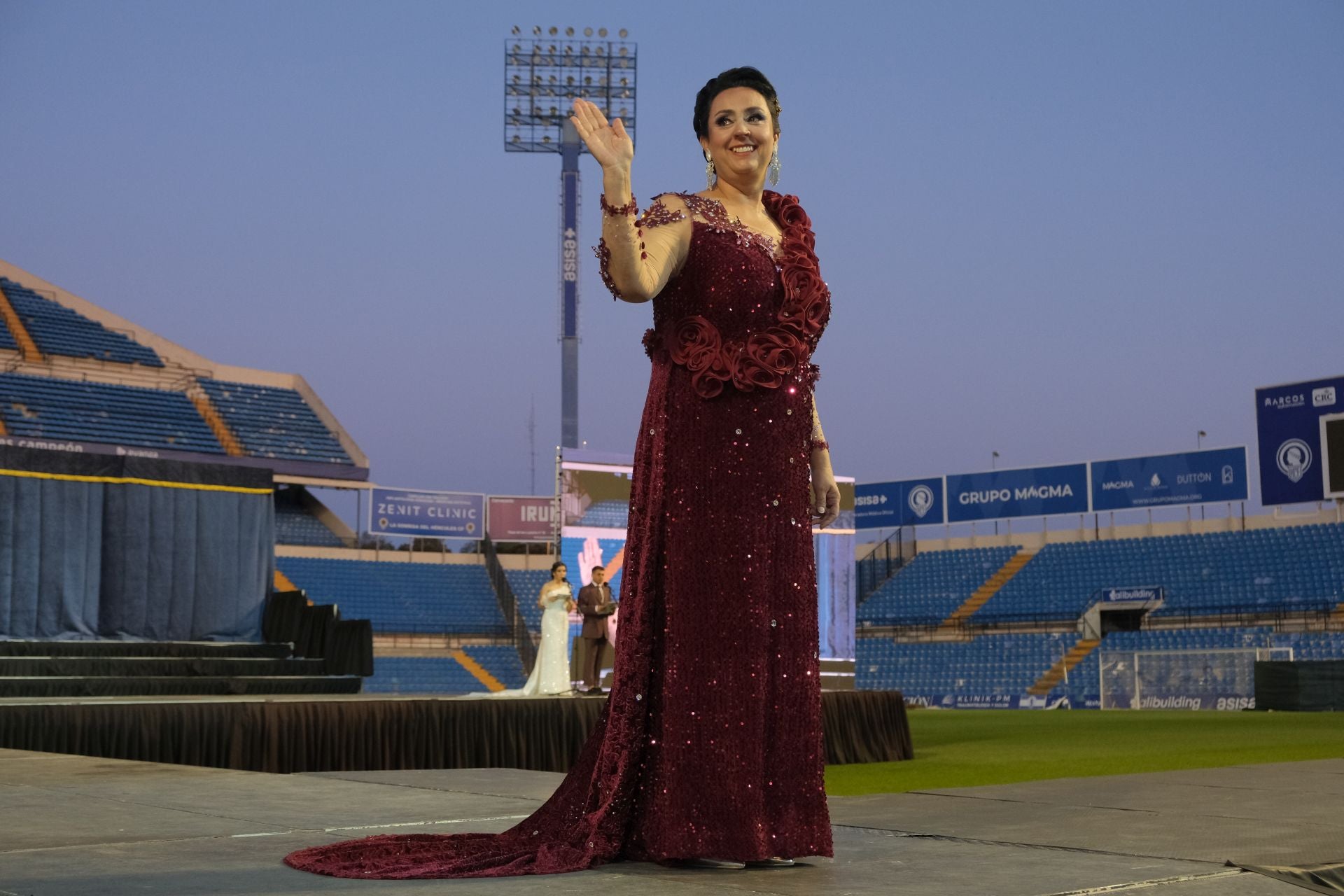 Las candidatas a bellea del foc de Alicante lucen sus mejores galas en la pasarela