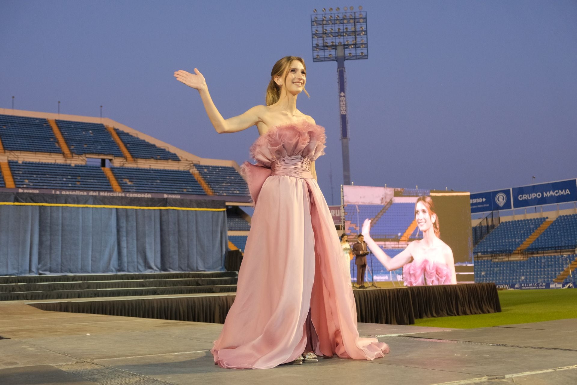 Las candidatas a bellea del foc de Alicante lucen sus mejores galas en la pasarela