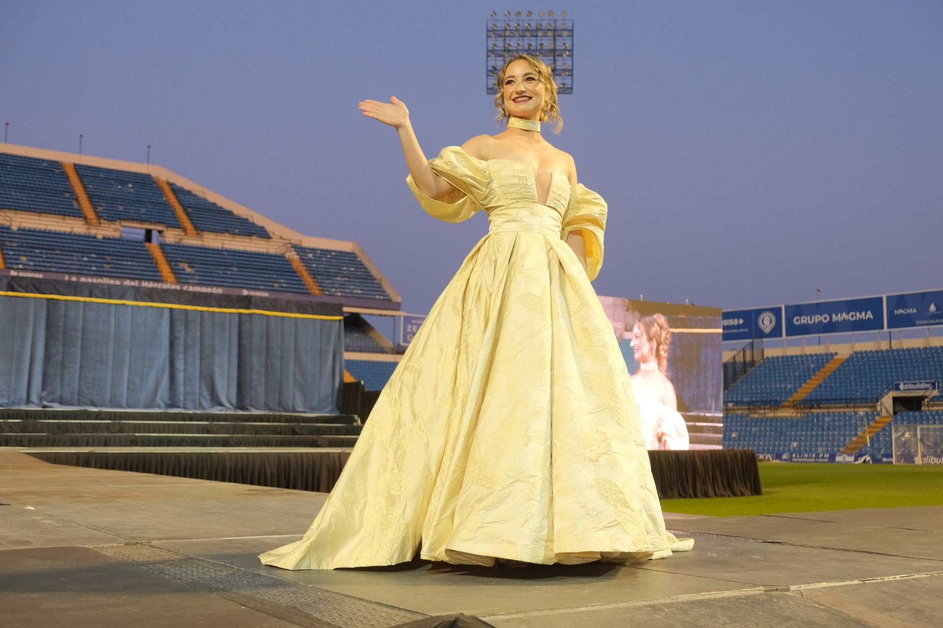 Las candidatas a bellea del foc de Alicante lucen sus mejores galas en la pasarela