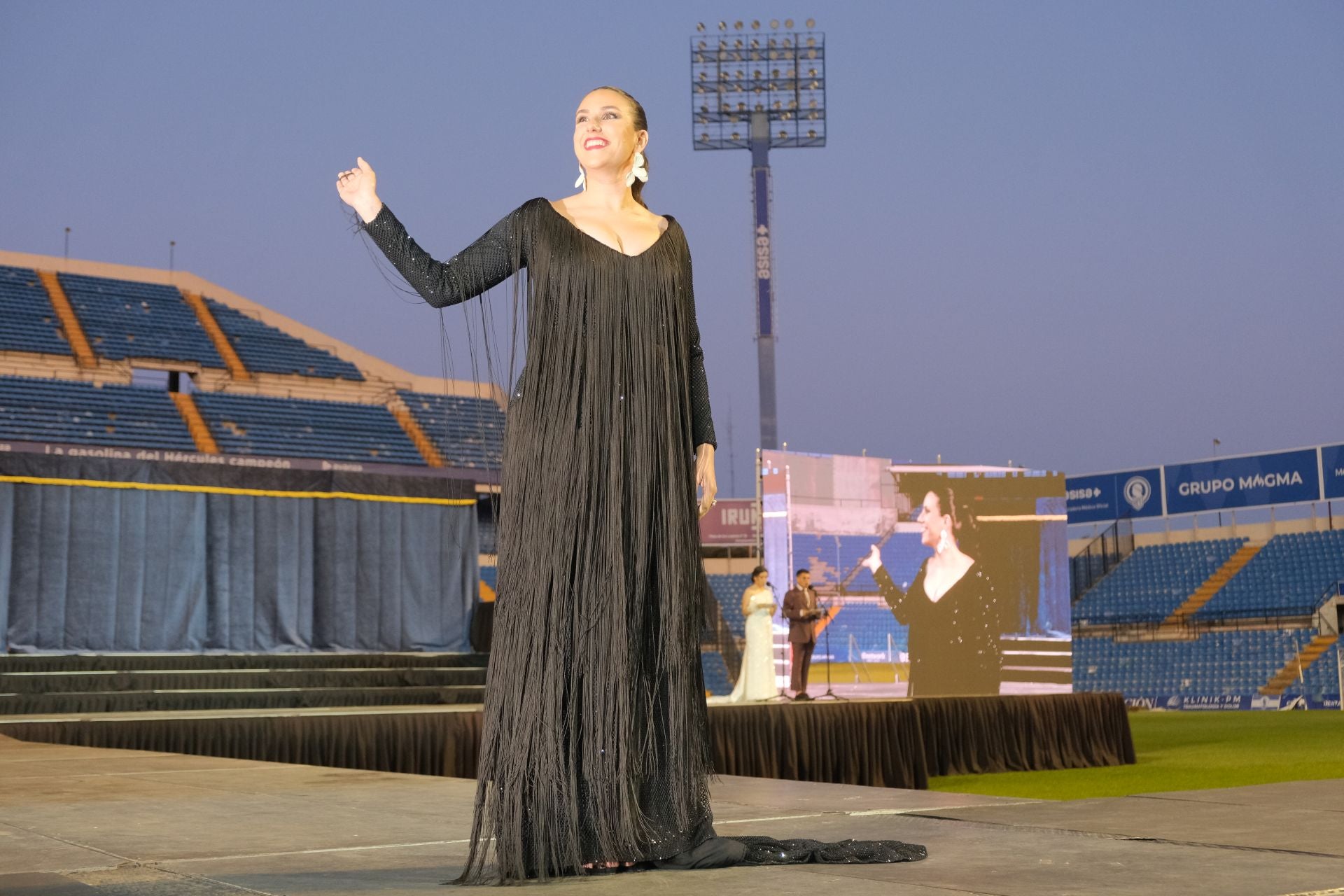 Las candidatas a bellea del foc de Alicante lucen sus mejores galas en la pasarela