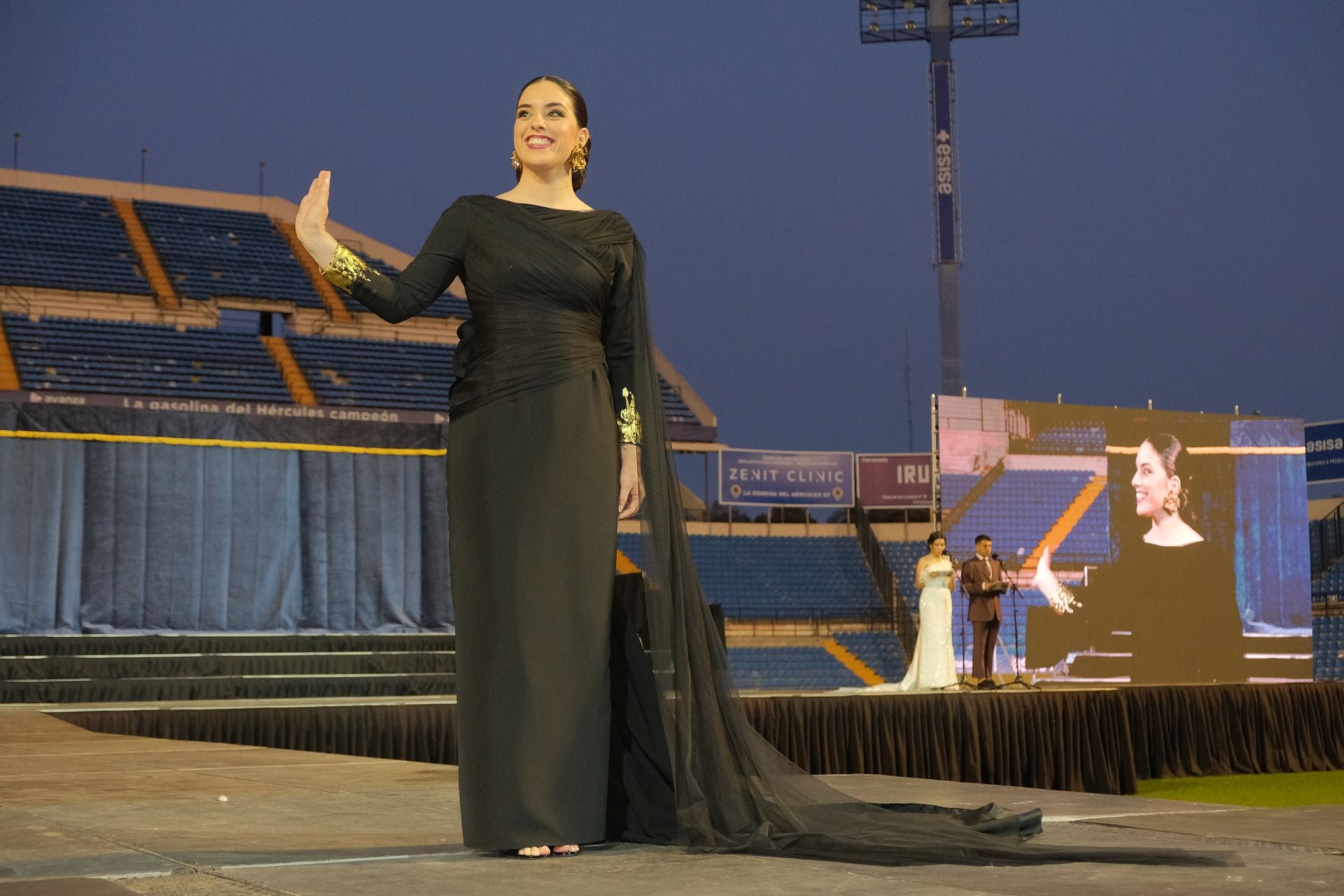 Las candidatas a bellea del foc de Alicante lucen sus mejores galas en la pasarela